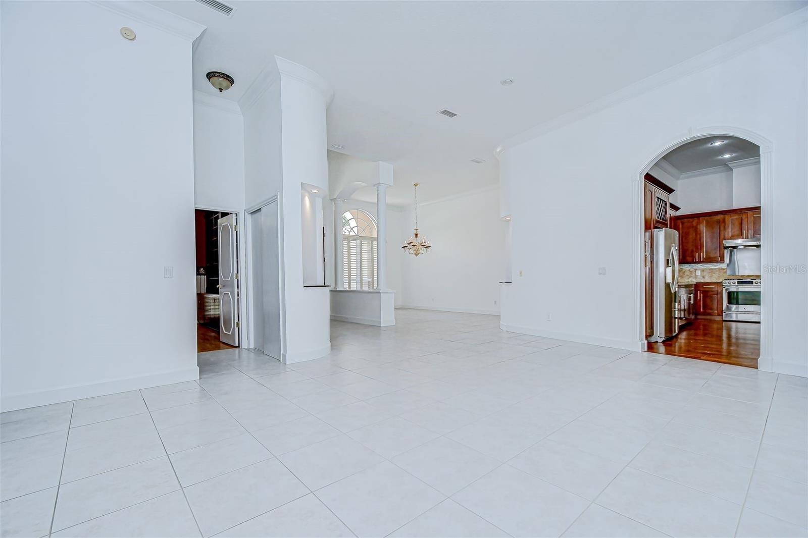 Listing photo id 13 for 6407 Renwick Circle
