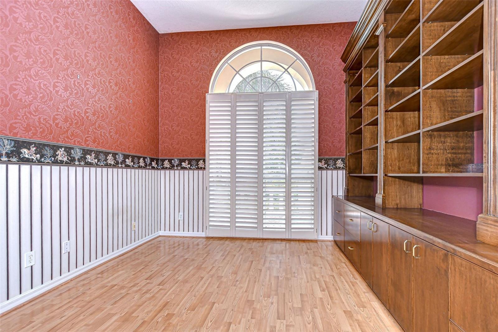 Listing photo id 15 for 6407 Renwick Circle