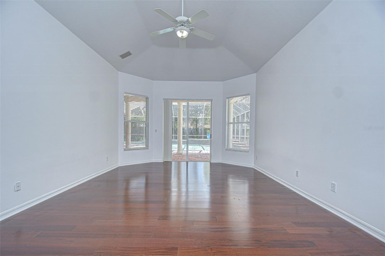 Listing photo id 16 for 6407 Renwick Circle