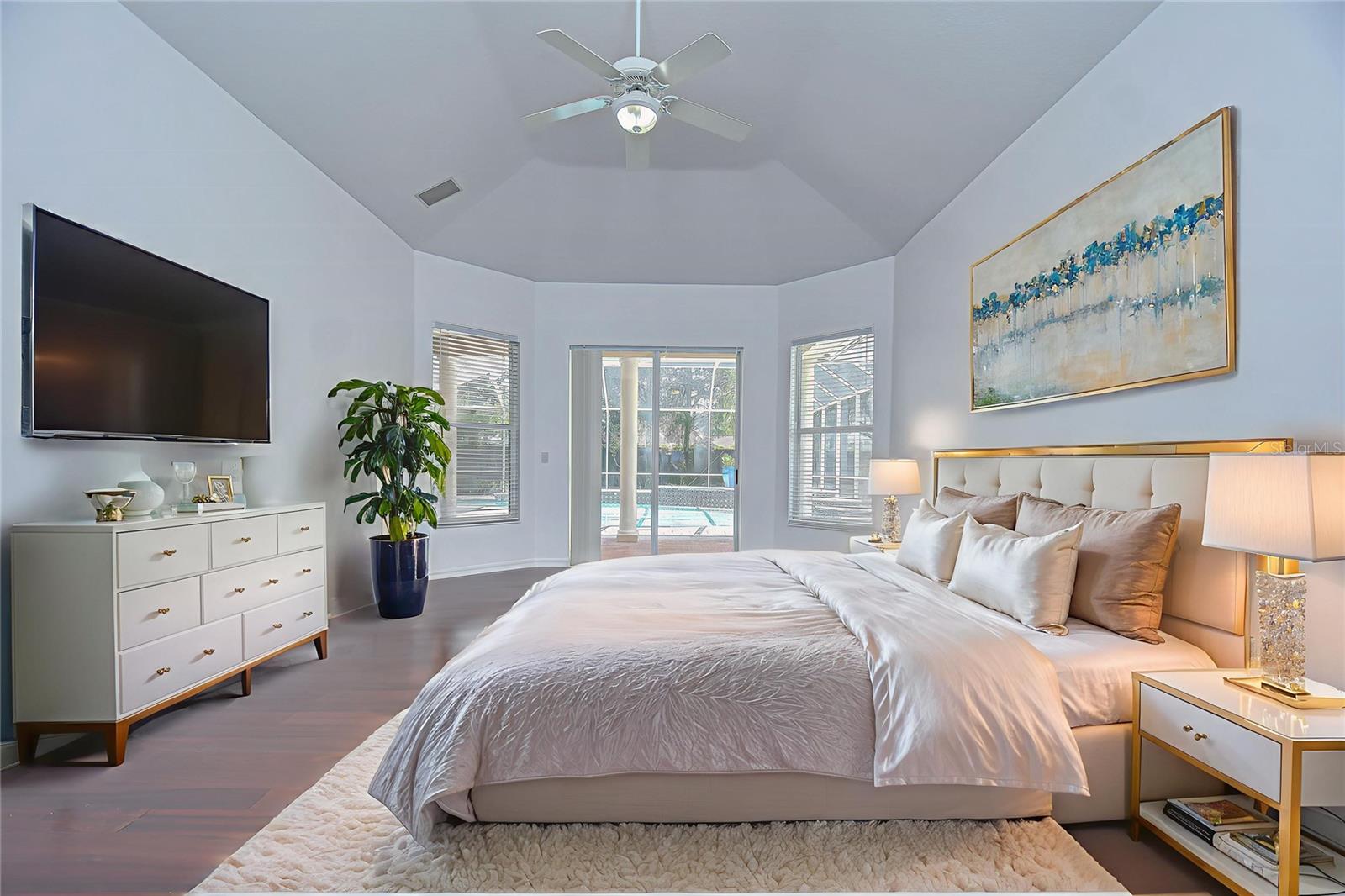 Listing photo id 17 for 6407 Renwick Circle