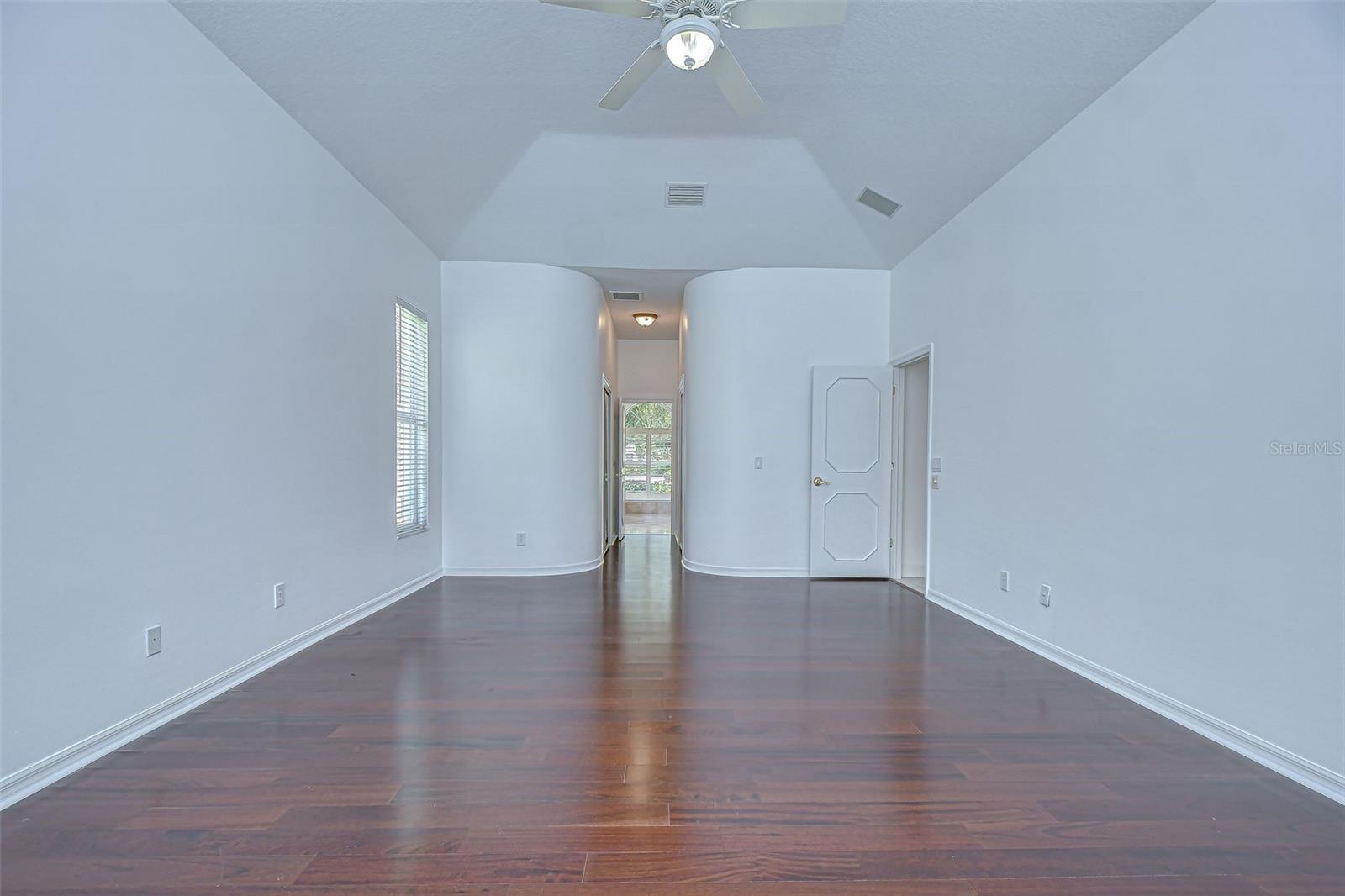 Listing photo id 18 for 6407 Renwick Circle