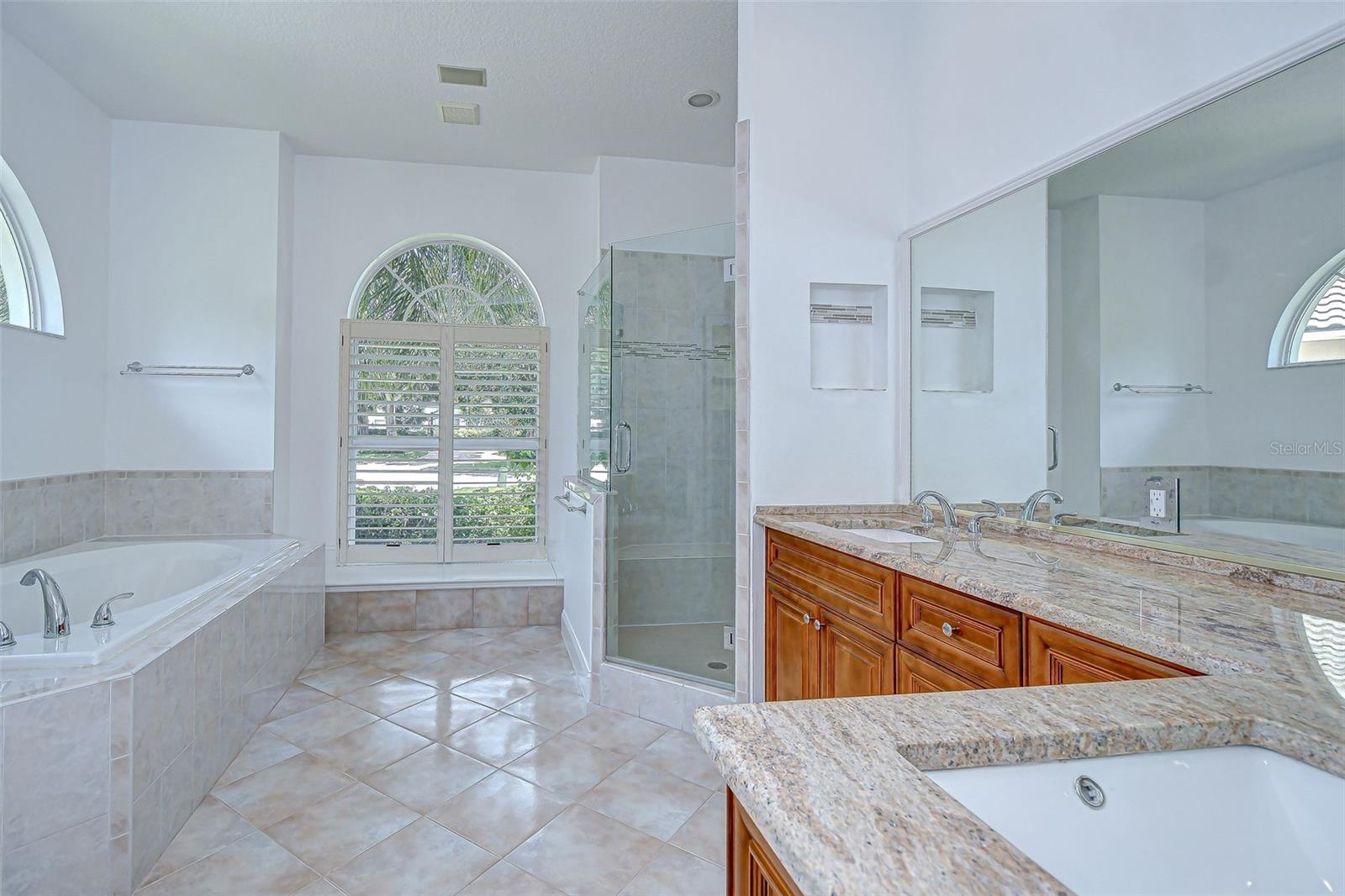 Listing photo id 19 for 6407 Renwick Circle