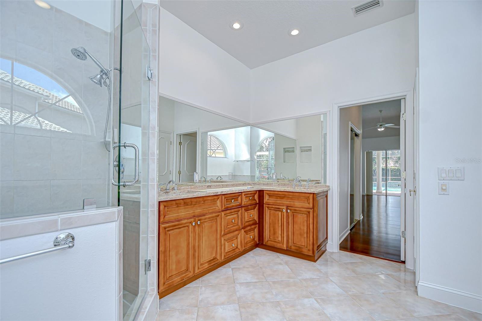 Listing photo id 21 for 6407 Renwick Circle