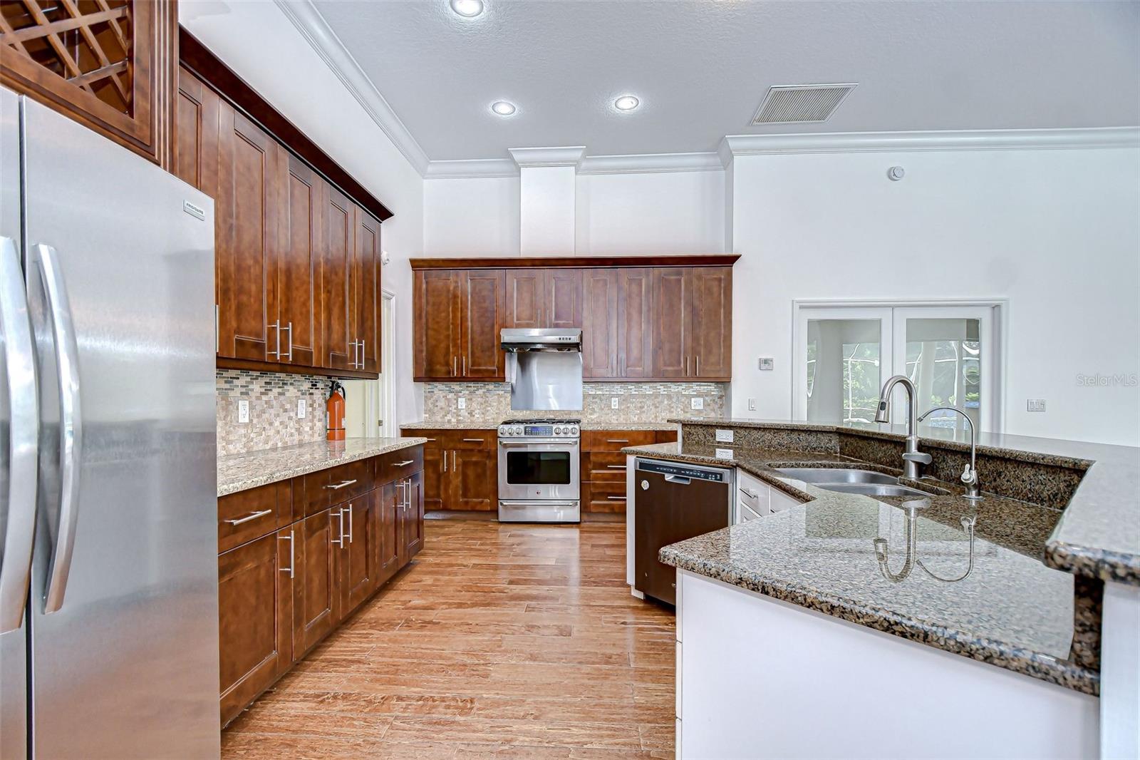 Listing photo id 22 for 6407 Renwick Circle
