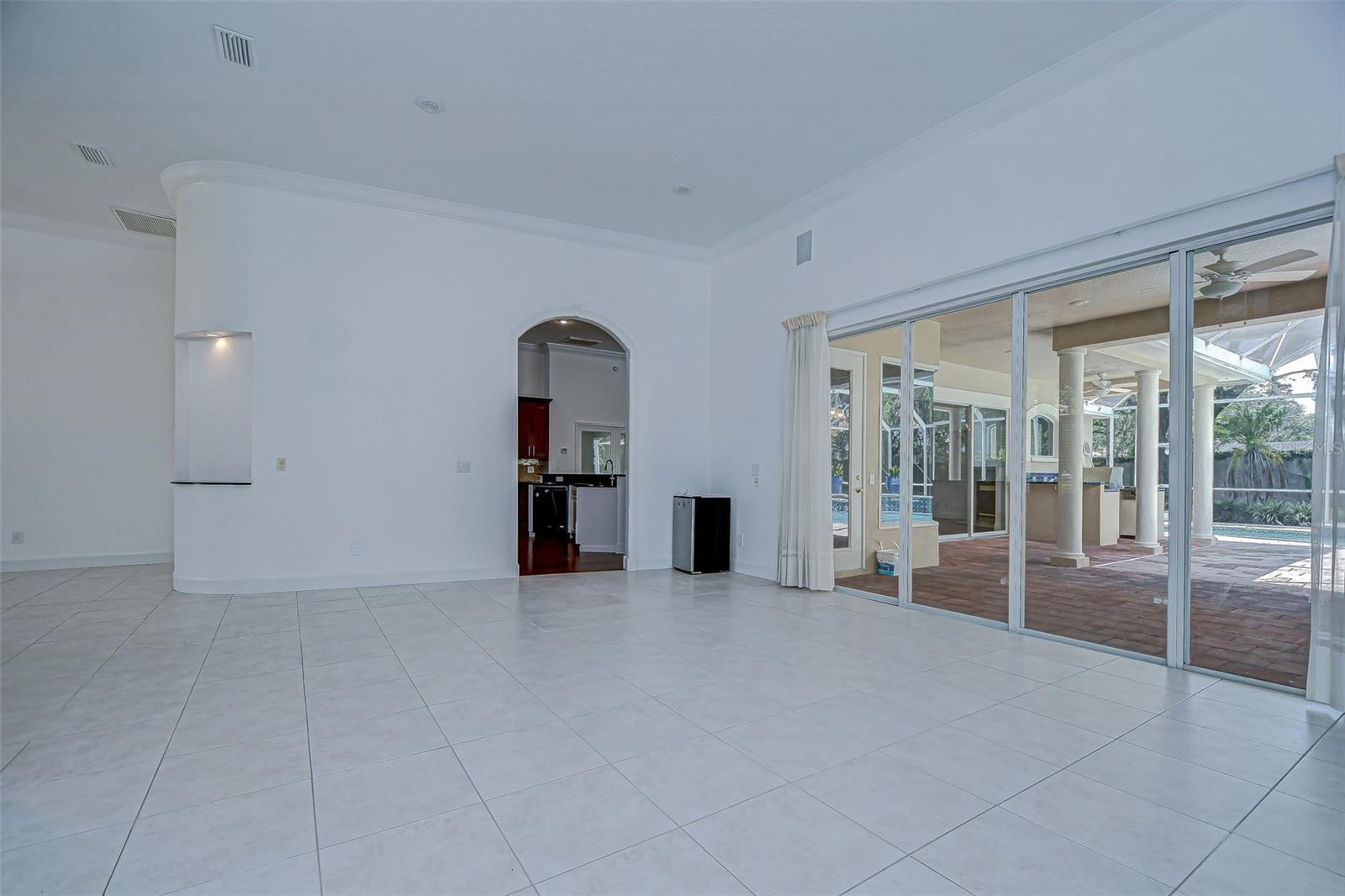 Listing photo id 23 for 6407 Renwick Circle