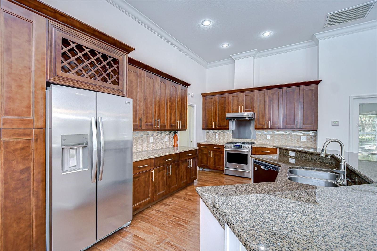 Listing photo id 24 for 6407 Renwick Circle