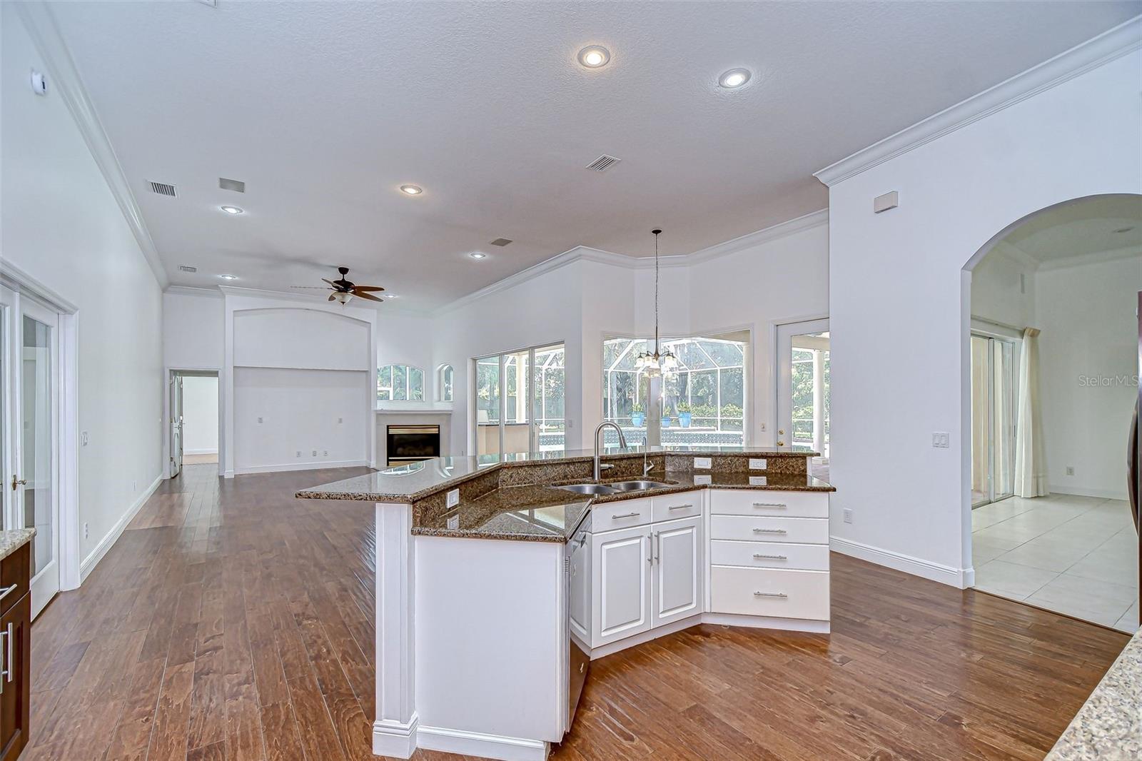 Listing photo id 27 for 6407 Renwick Circle