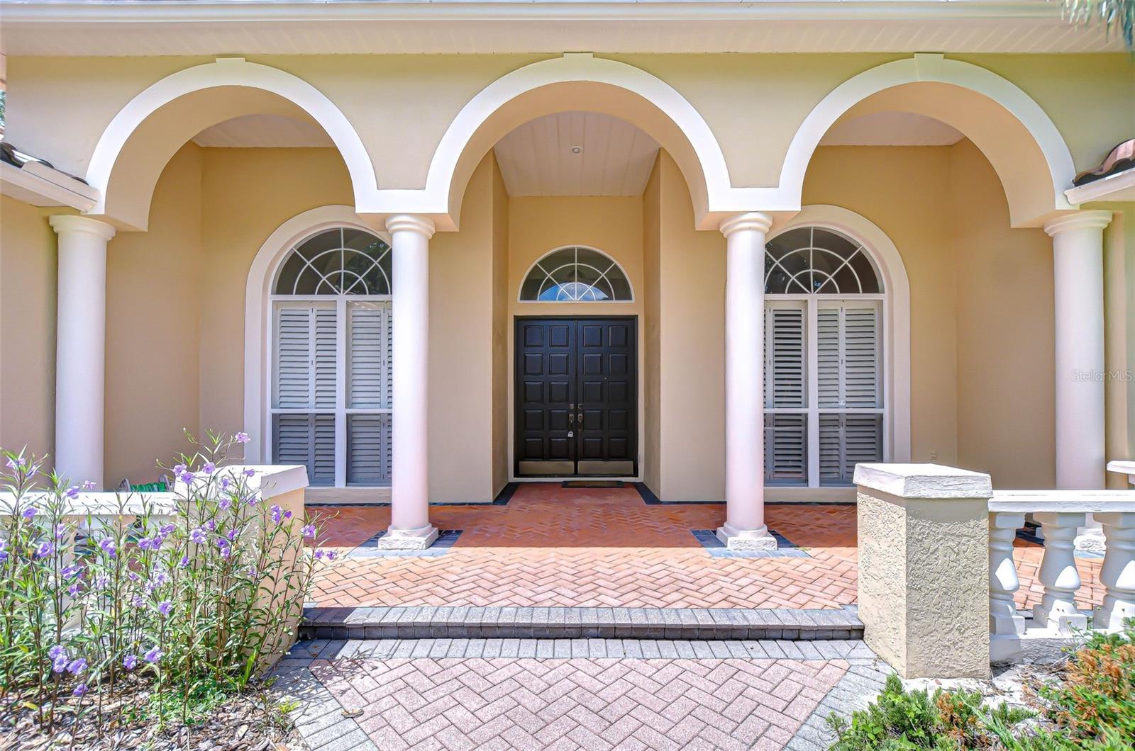 Listing photo id 1 for 6407 Renwick Circle