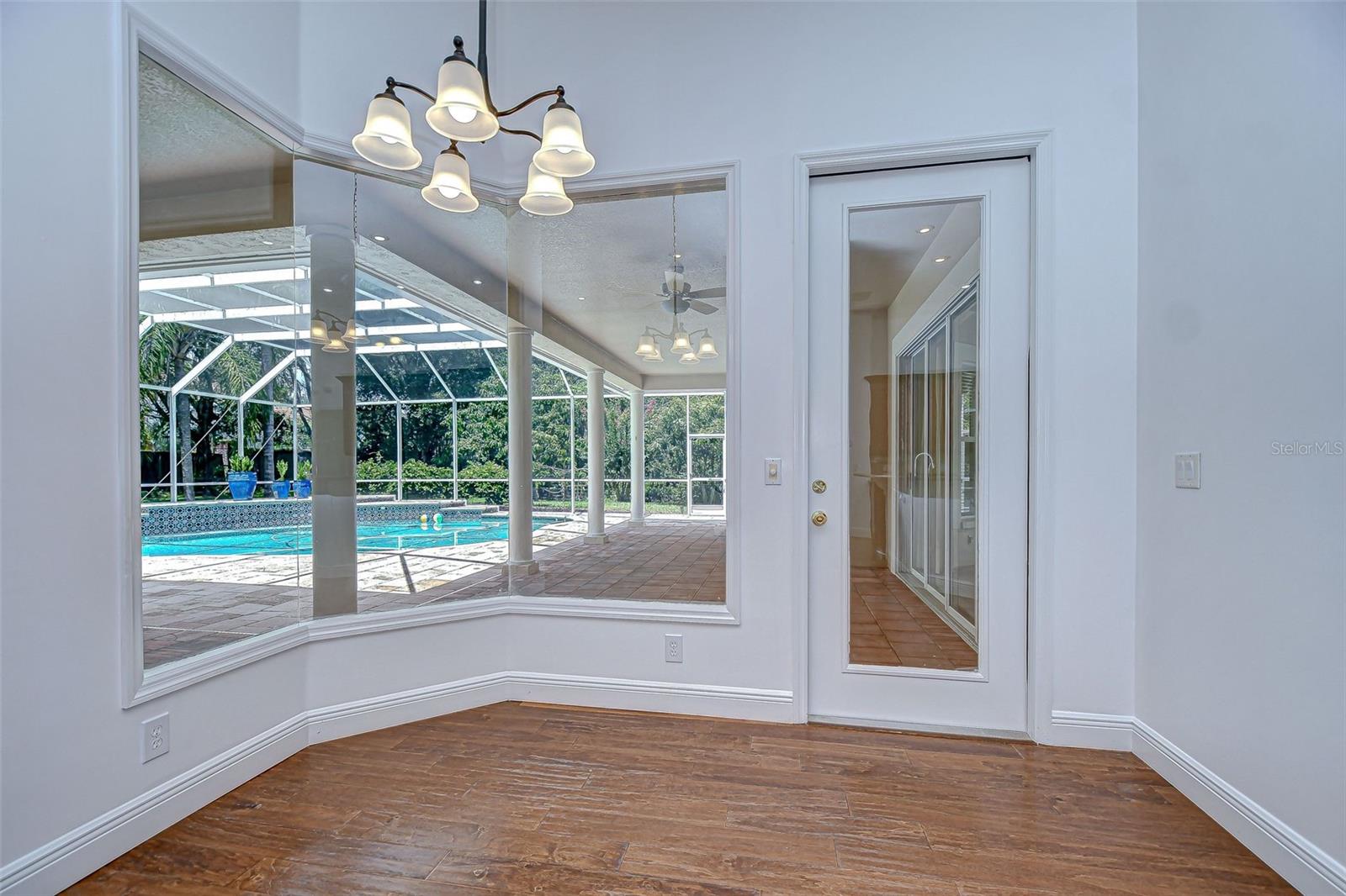 Listing photo id 29 for 6407 Renwick Circle