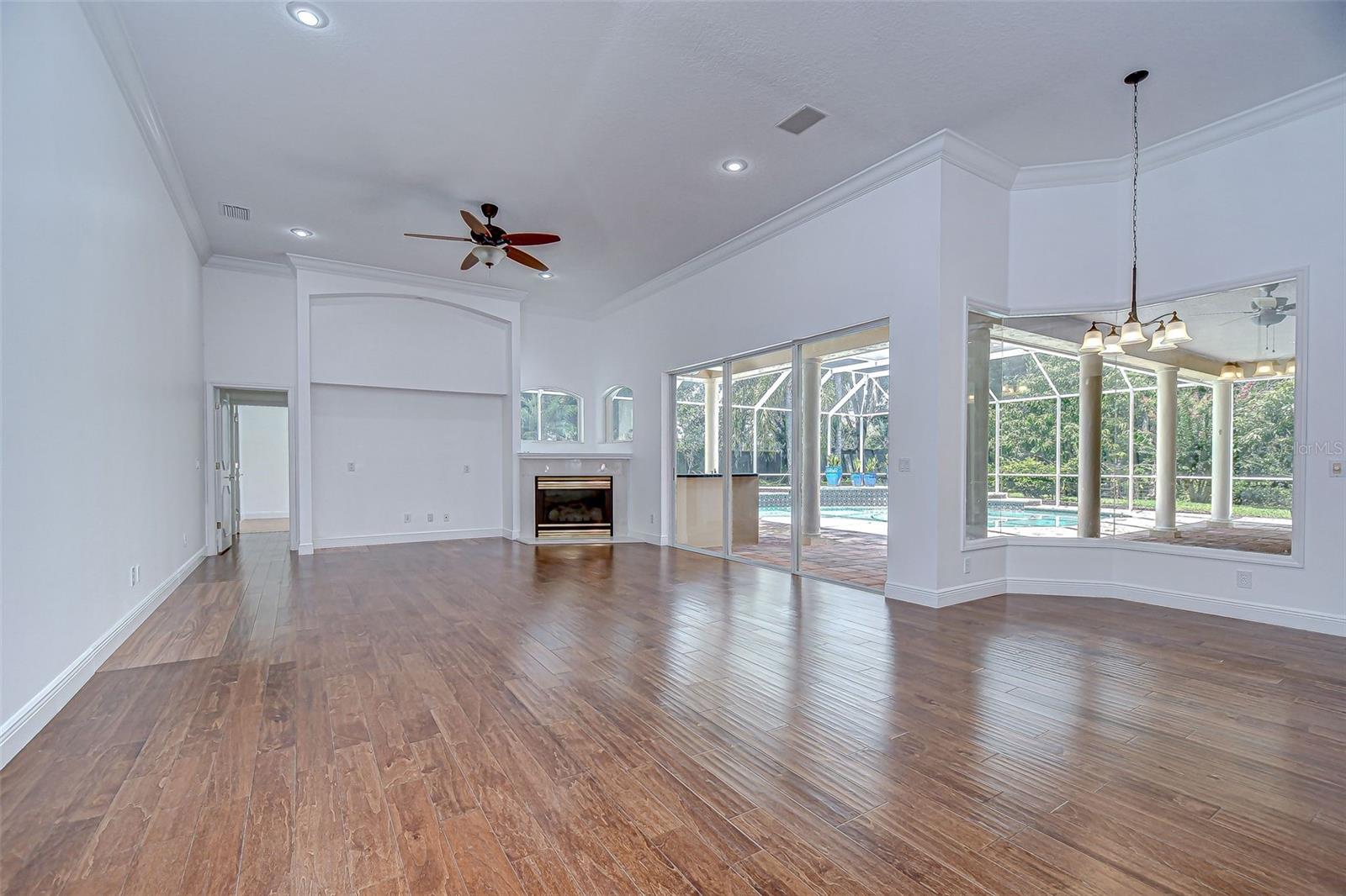 Listing photo id 30 for 6407 Renwick Circle