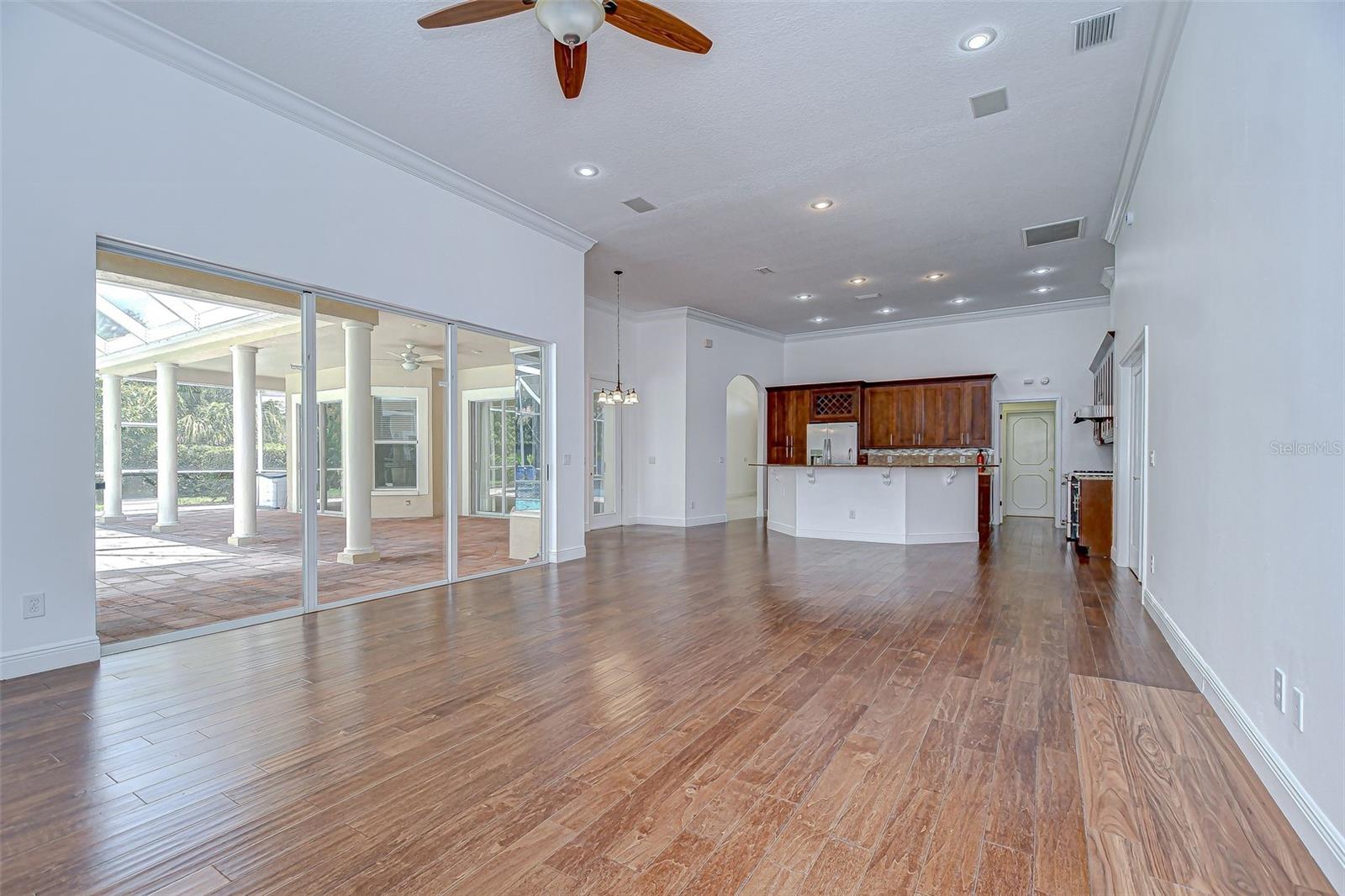 Listing photo id 32 for 6407 Renwick Circle