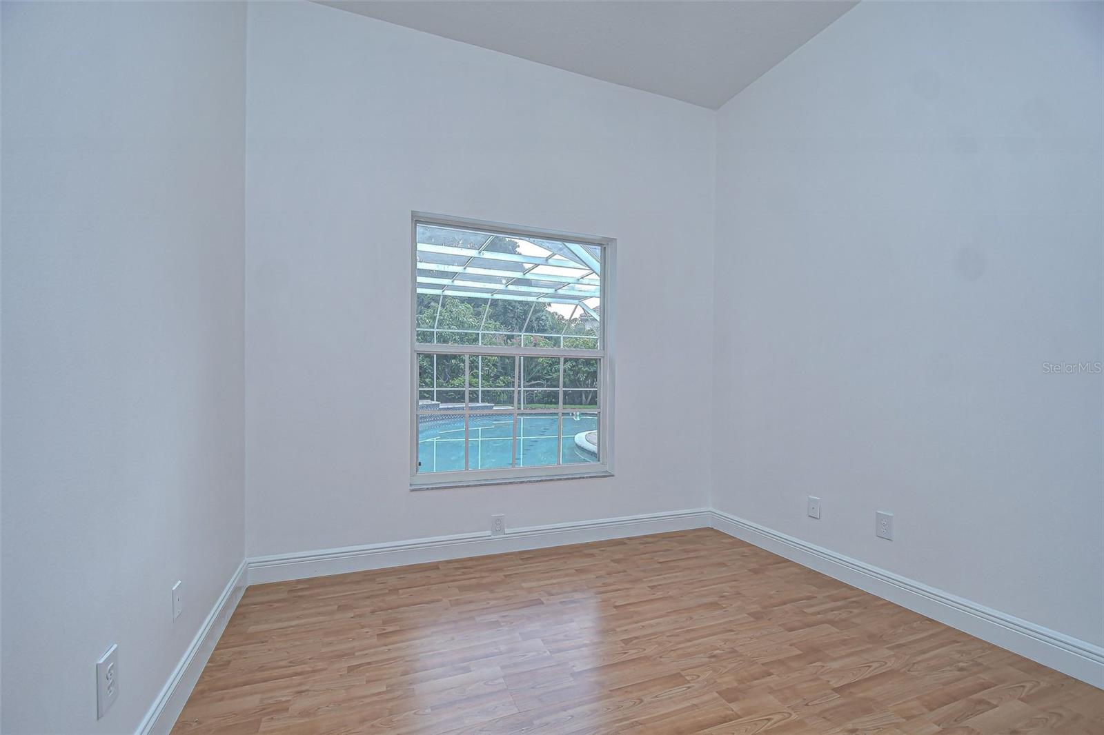 Listing photo id 36 for 6407 Renwick Circle