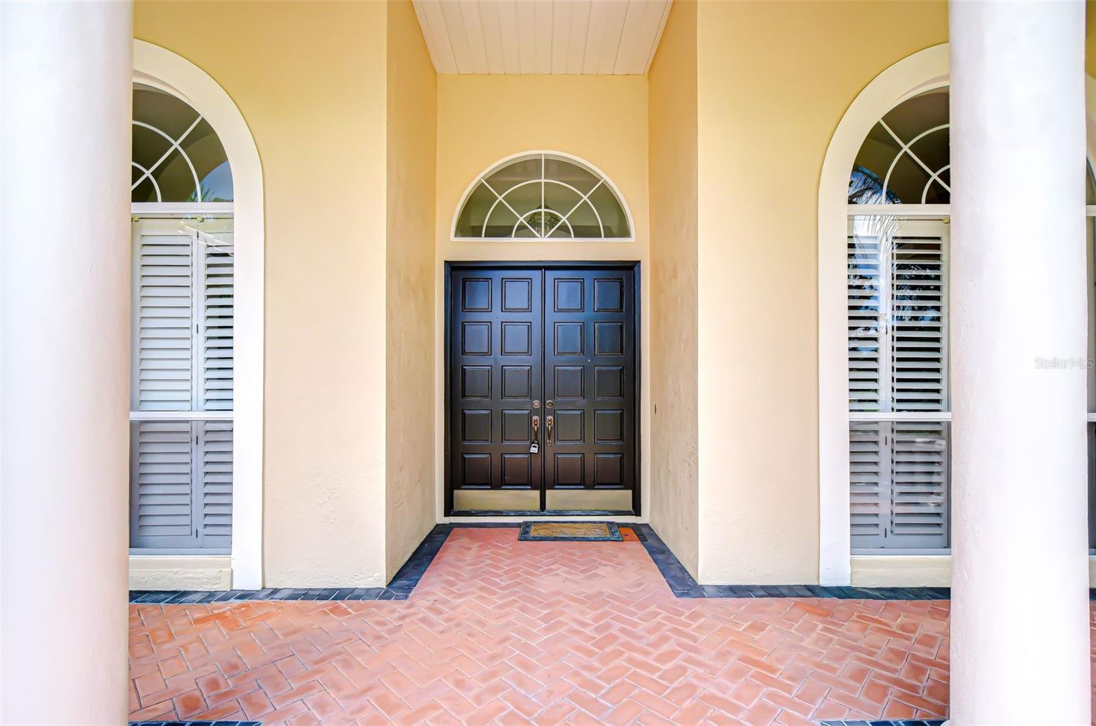 Listing photo id 2 for 6407 Renwick Circle