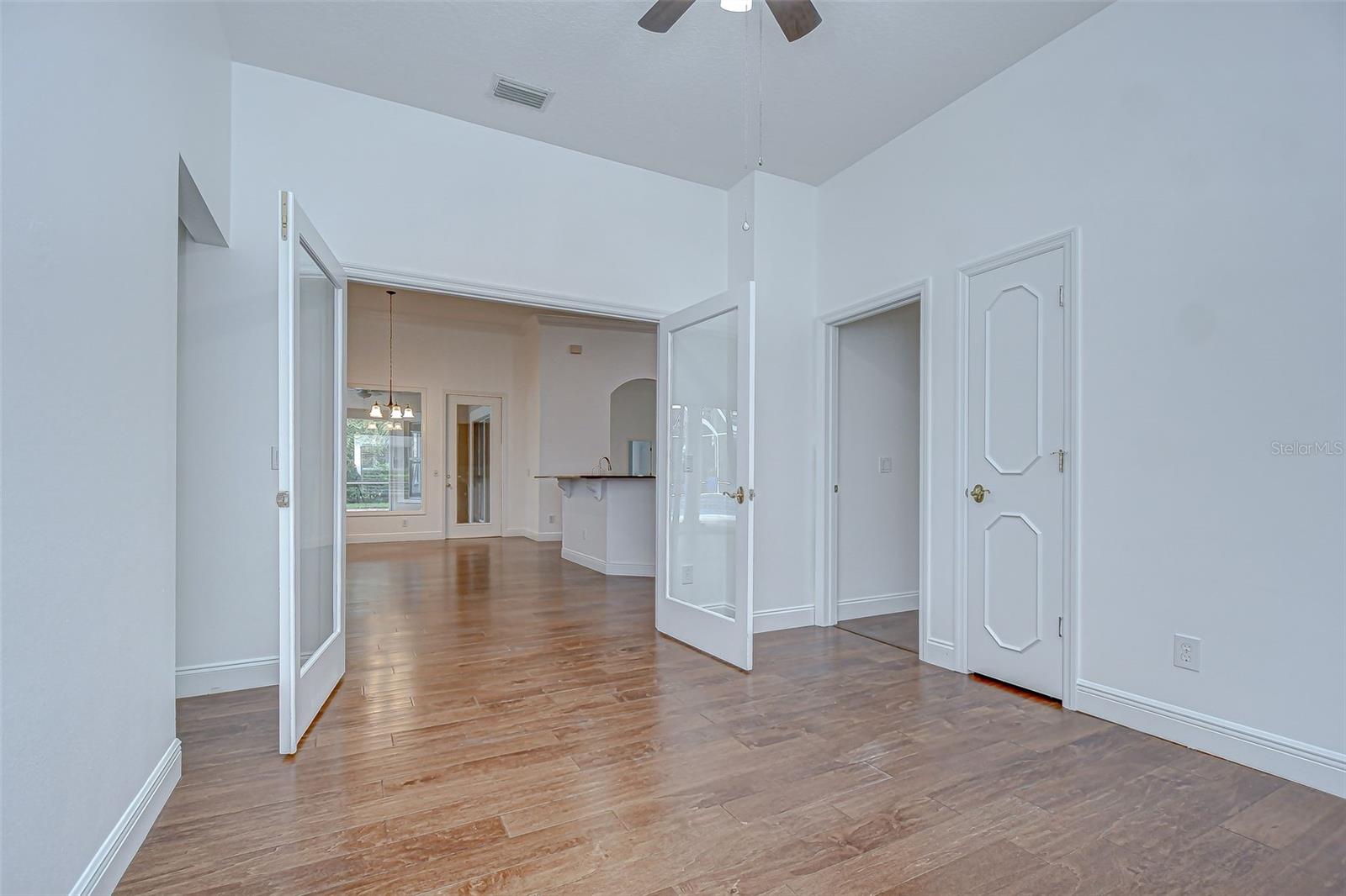 Listing photo id 43 for 6407 Renwick Circle