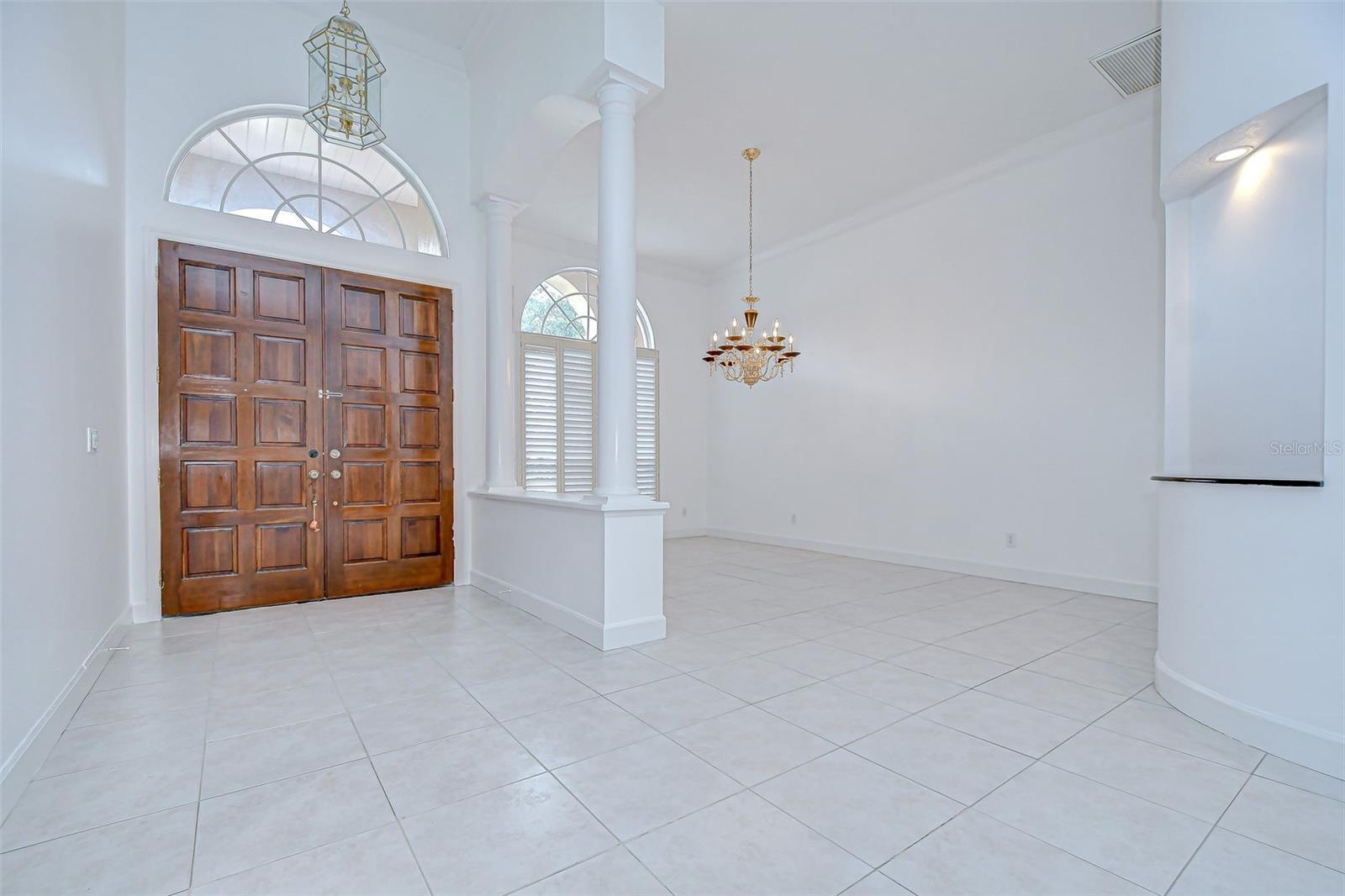 Listing photo id 4 for 6407 Renwick Circle