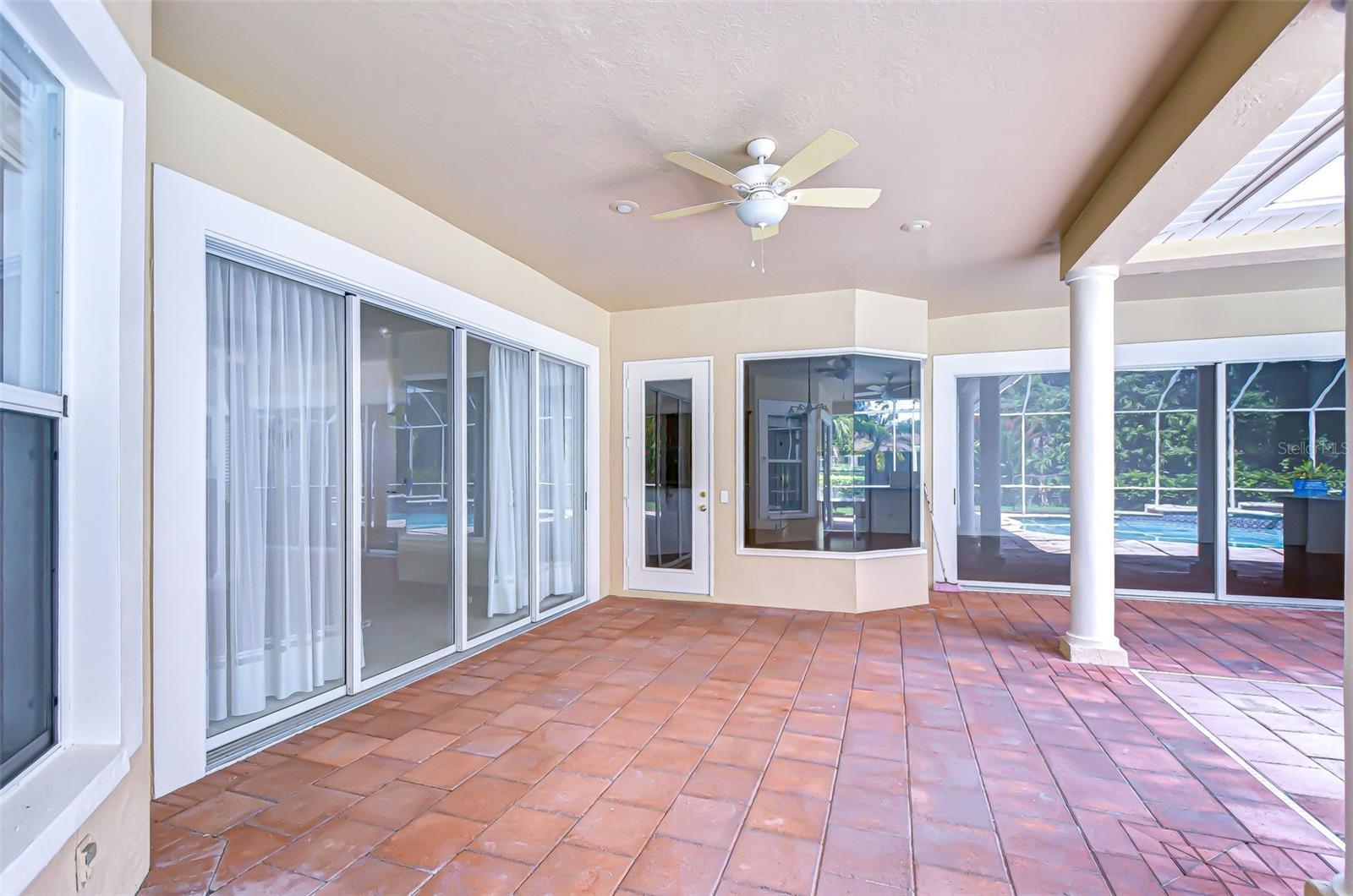 Listing photo id 64 for 6407 Renwick Circle