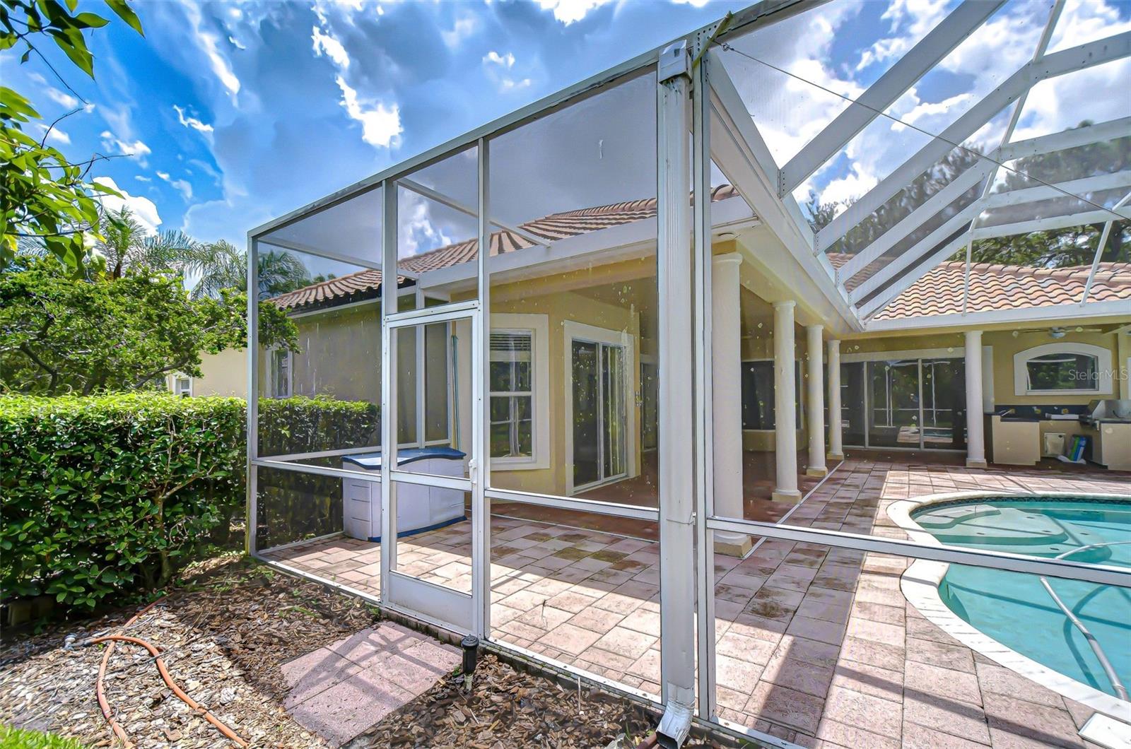 Listing photo id 69 for 6407 Renwick Circle