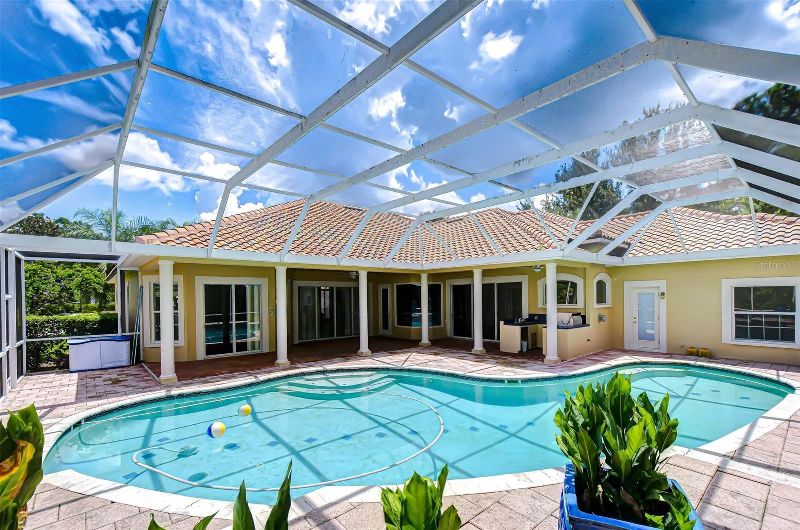 Listing photo id 74 for 6407 Renwick Circle