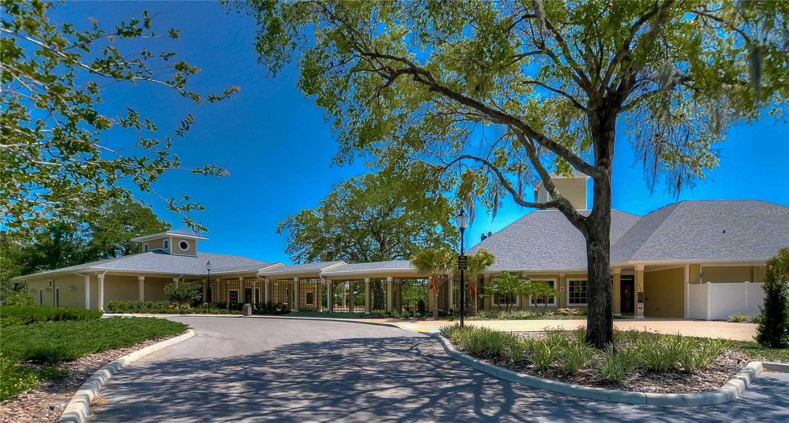 Listing photo id 77 for 6407 Renwick Circle