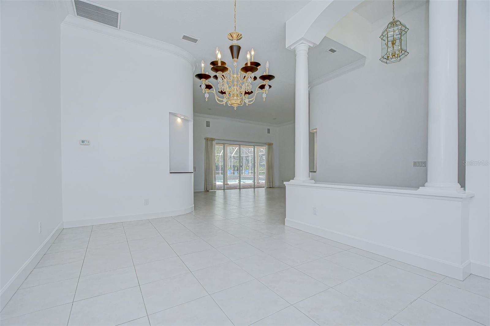 Listing photo id 7 for 6407 Renwick Circle