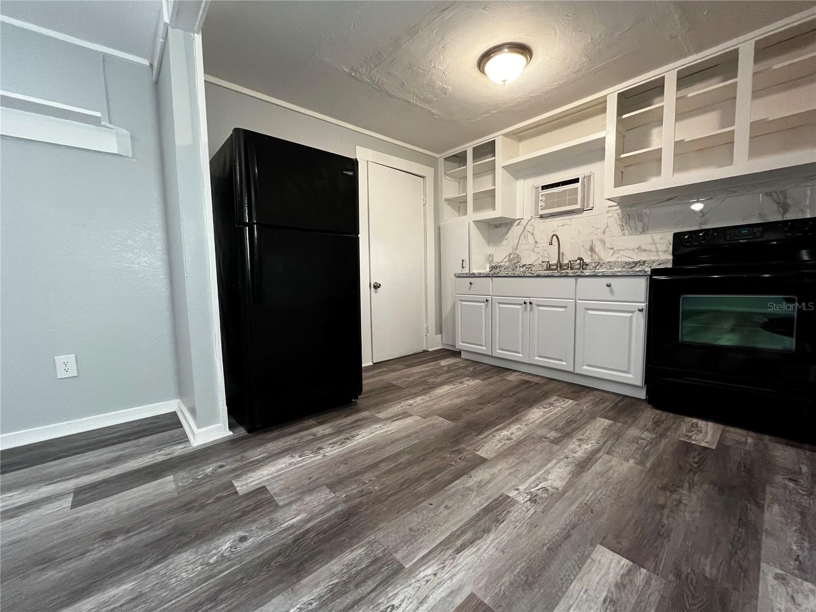 Image 4 of 17 For 908 Beverly Avenue E