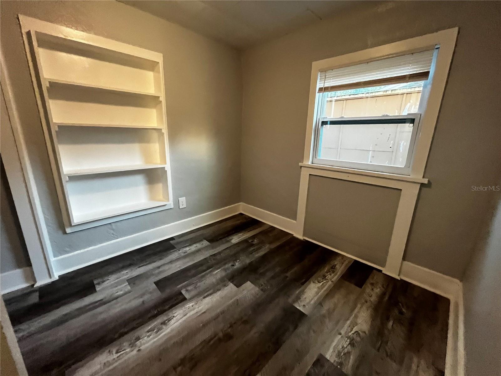 Image 6 of 17 For 908 Beverly Avenue E