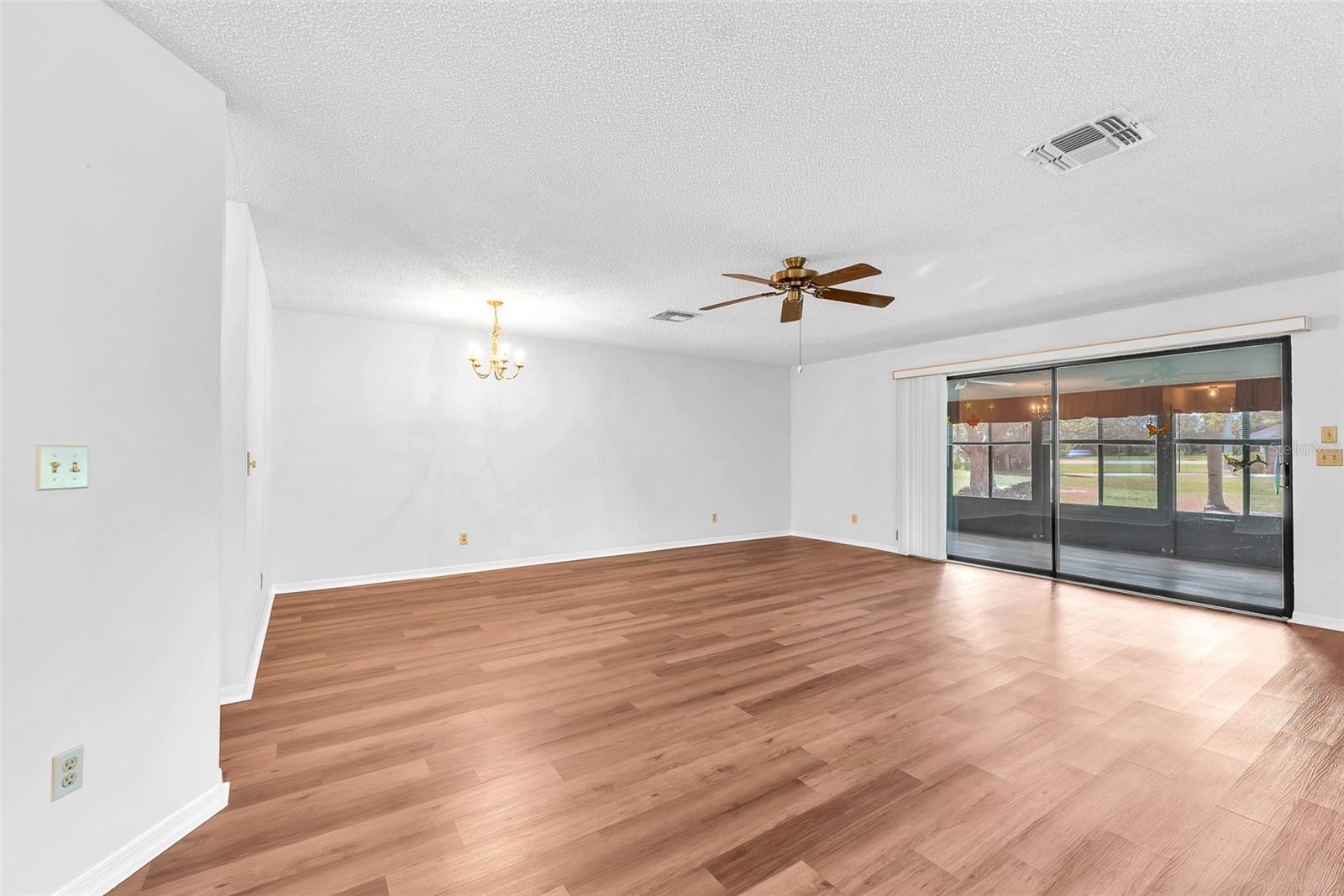 Image 4 of 39 For 904 Sun Key Court