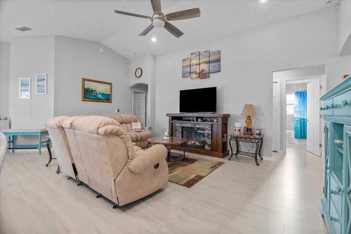 Image 6 of 31 For 913 Inverness Way