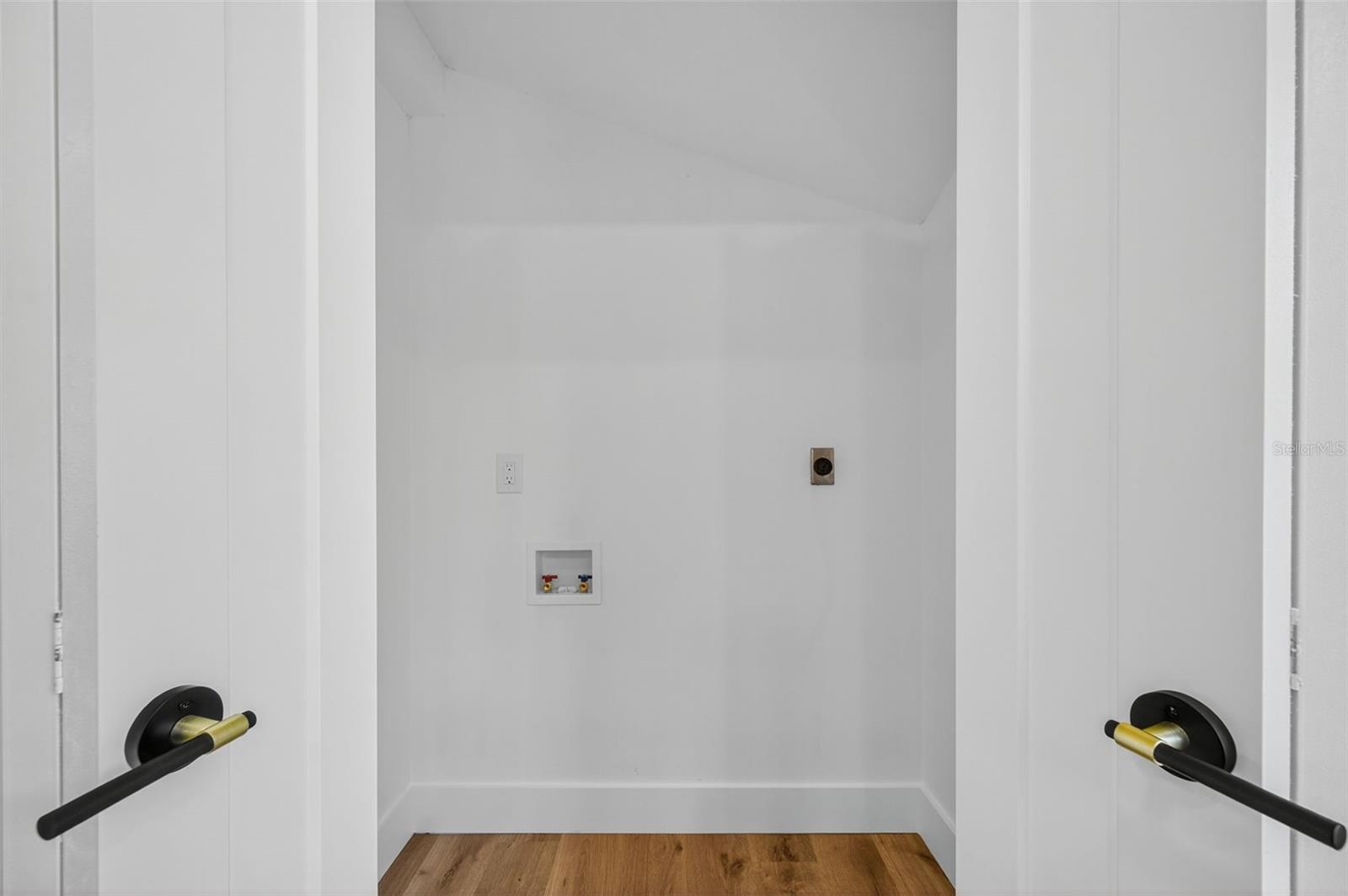 Image 16 of 59 For 1900 Harding Street