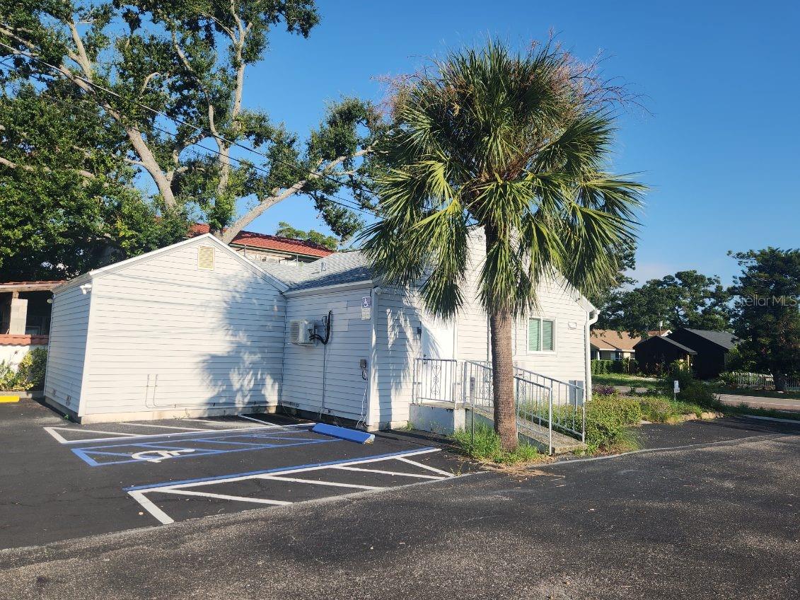 Listing photo id 1 for 2420 1st Avenue N