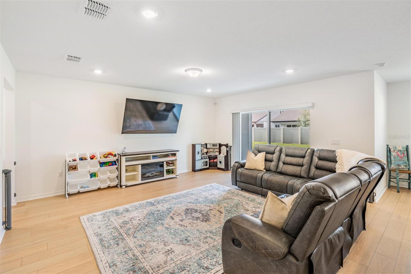 Listing photo id 9 for 3549 Ivy Springs Lane