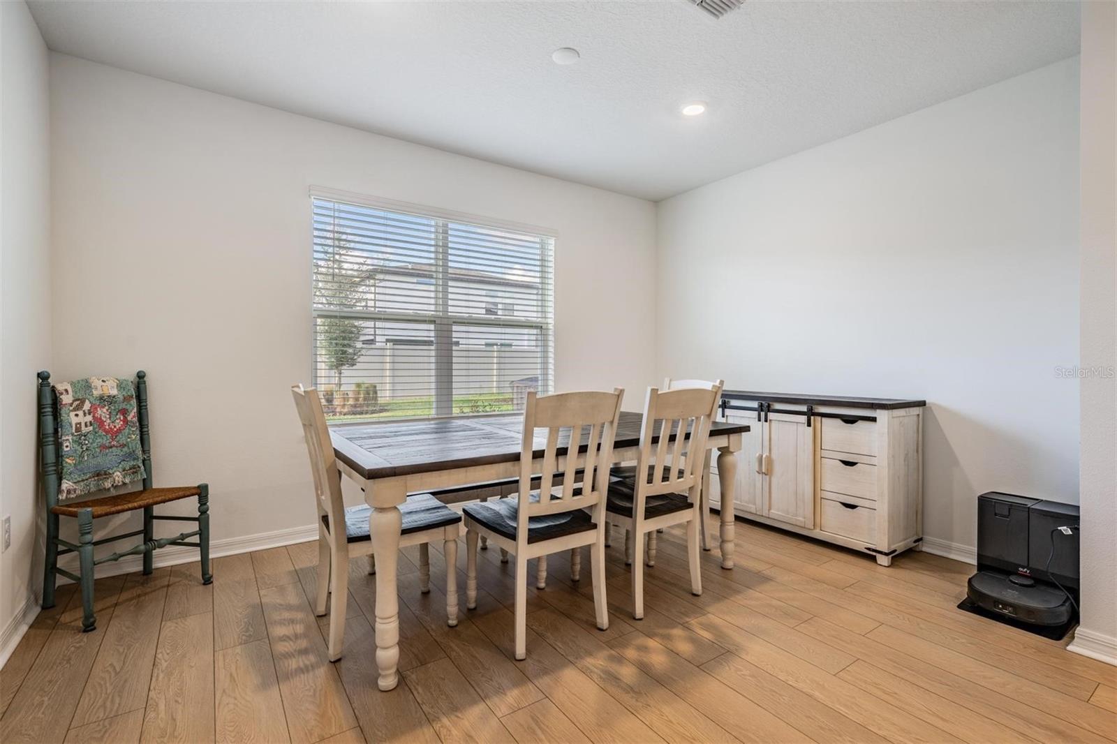 Listing photo id 11 for 3549 Ivy Springs Lane