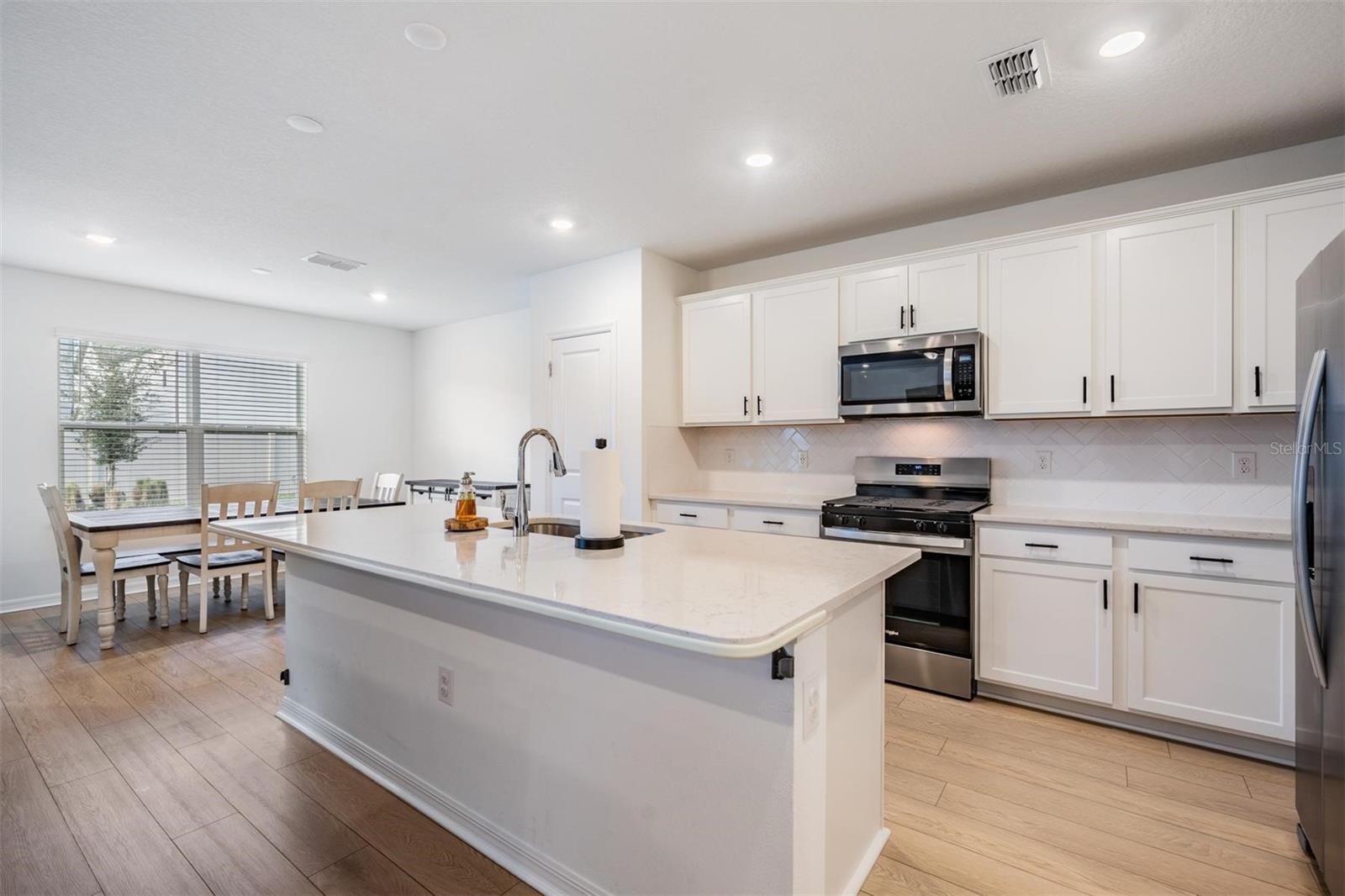 Listing photo id 6 for 3549 Ivy Springs Lane