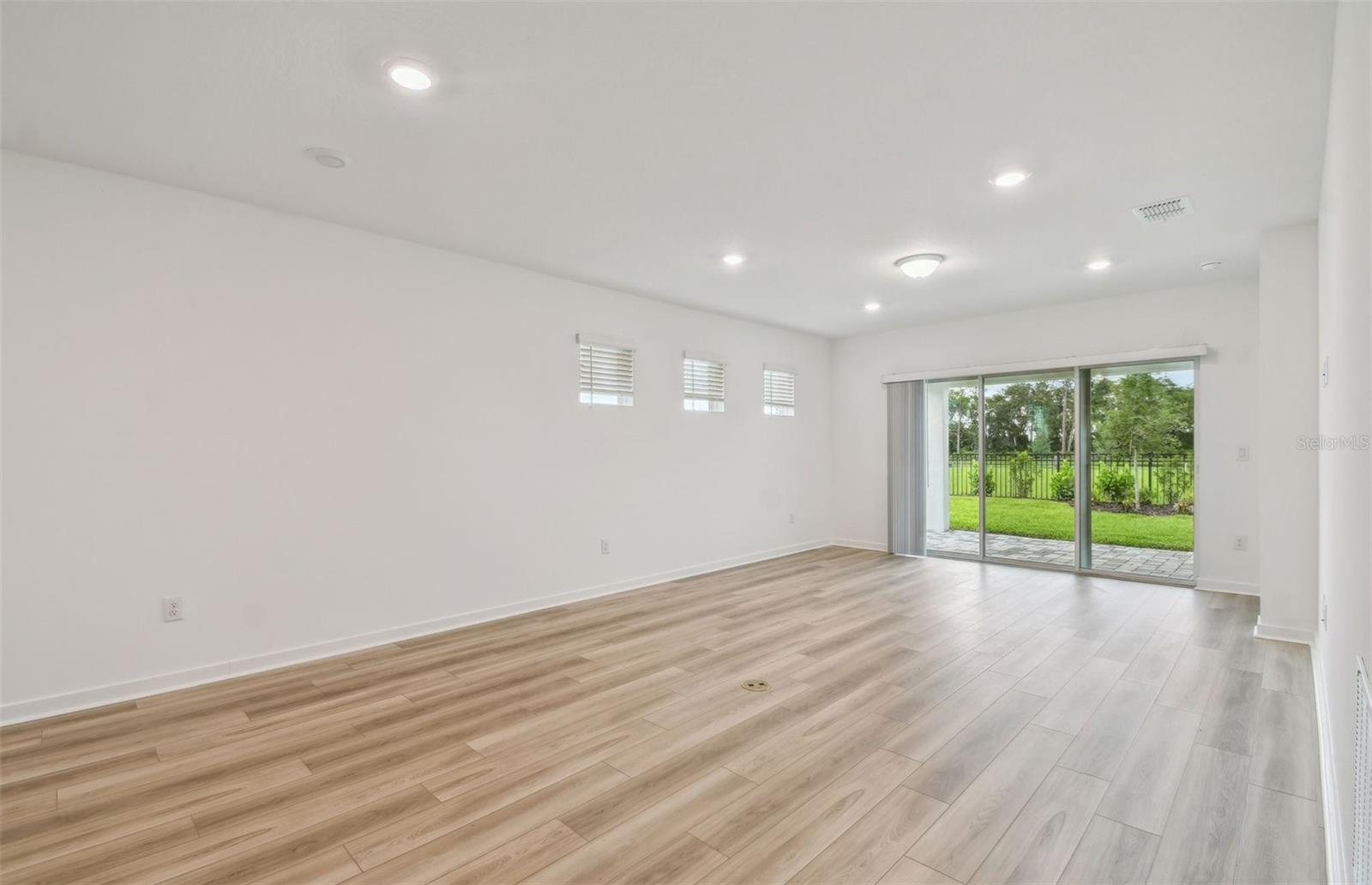 Listing photo id 4 for 3770 Hornbeam Road