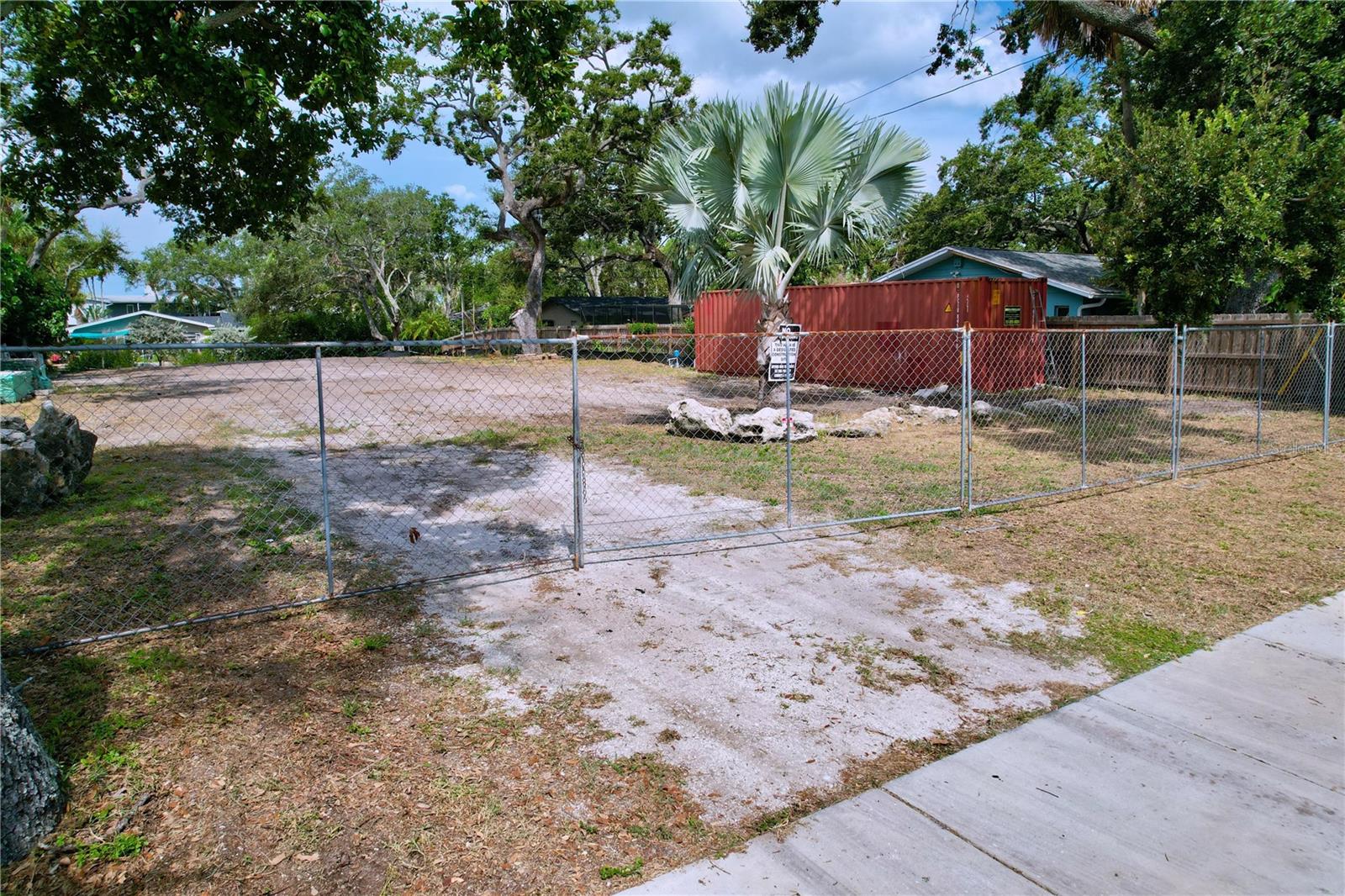 Image 16 of 21 For 2100 Park Street N