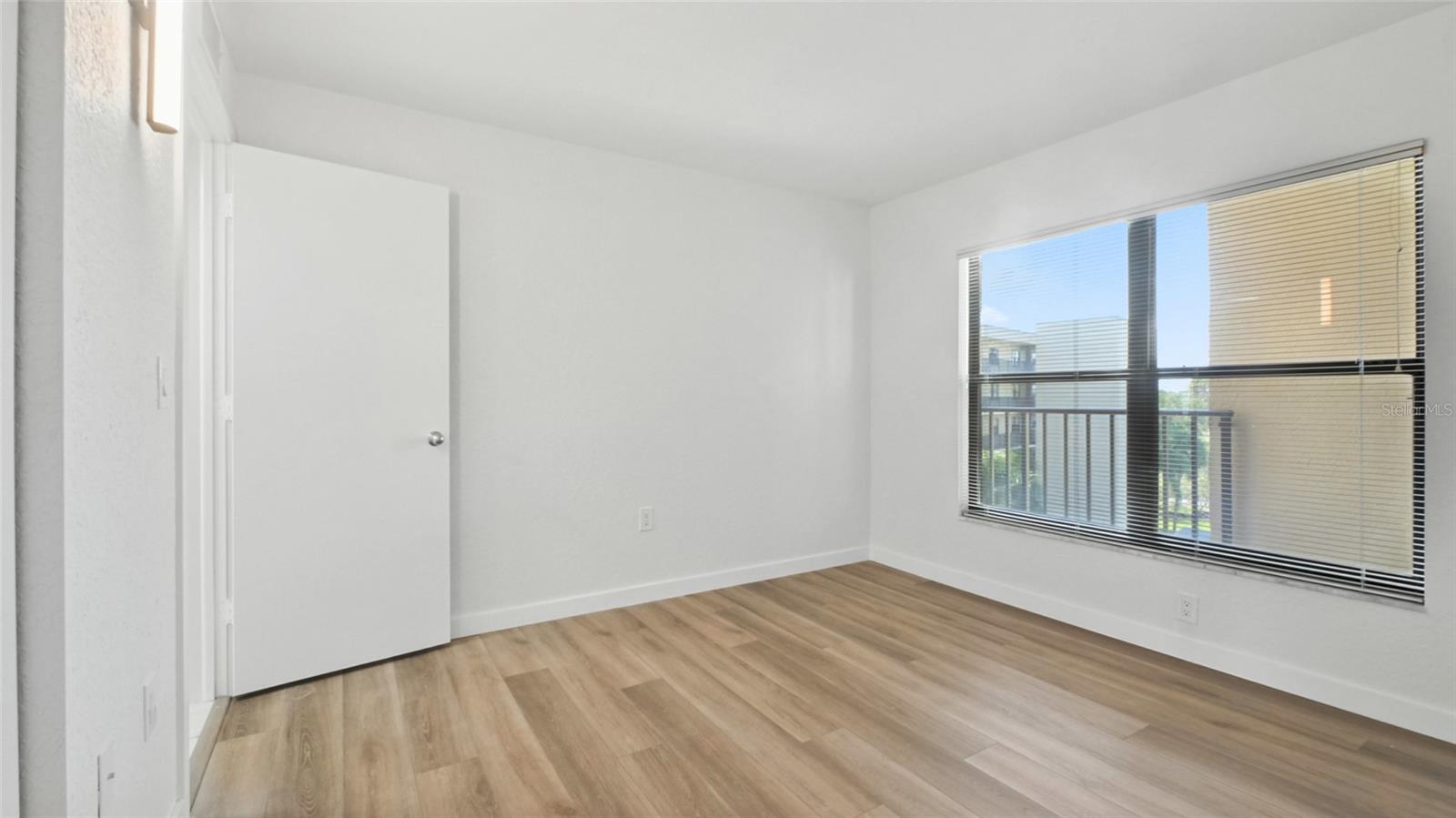 Image 11 of 17 For 900 Cove Cay Drive 6e