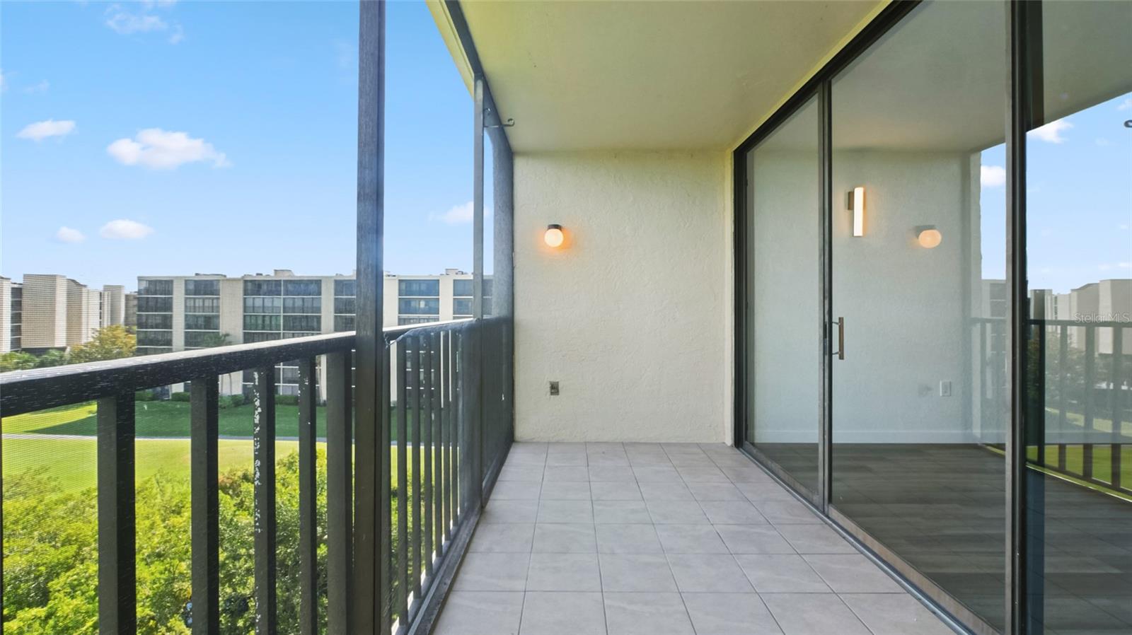 Image 14 of 17 For 900 Cove Cay Drive 6e