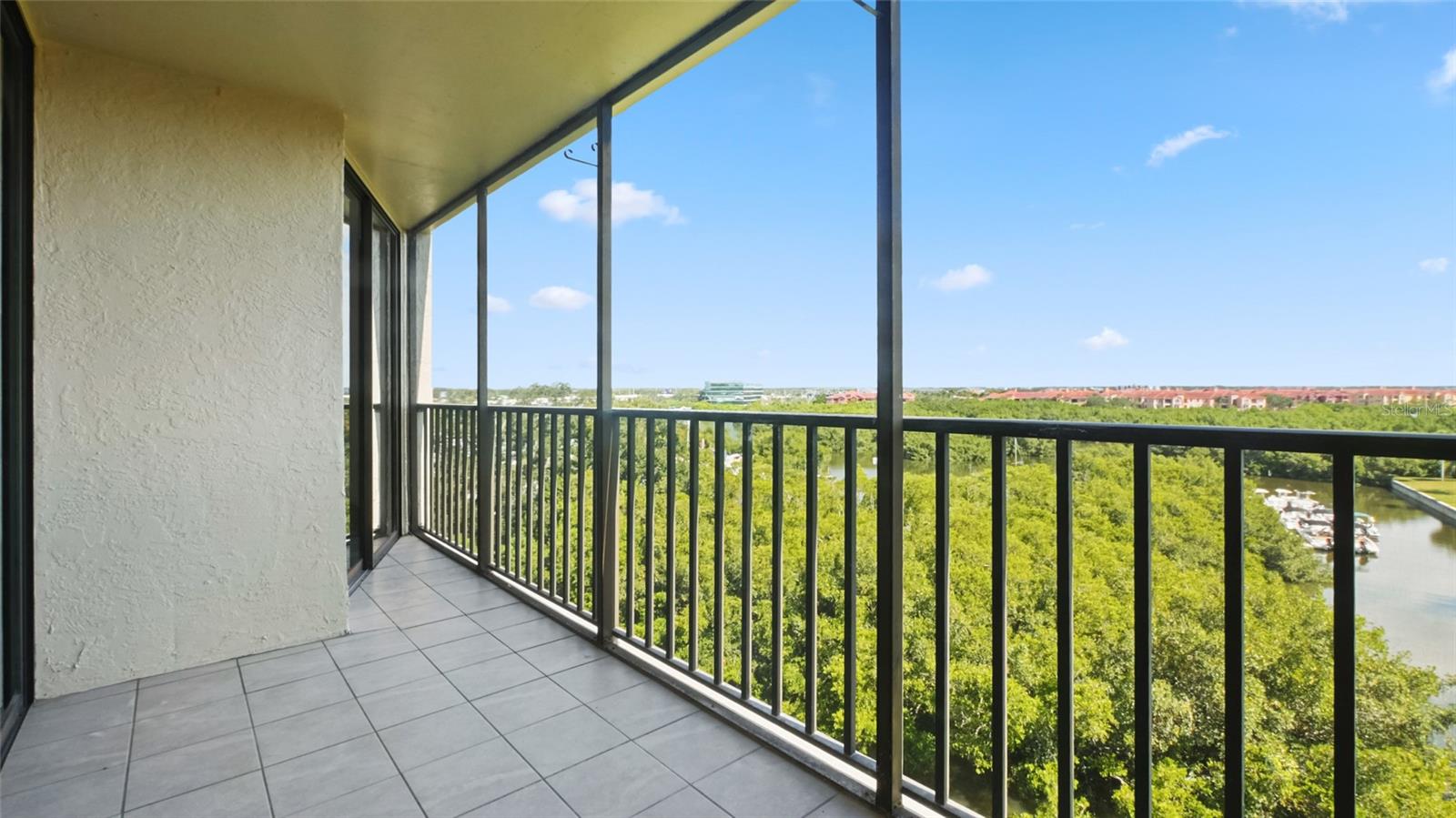 Image 15 of 17 For 900 Cove Cay Drive 6e