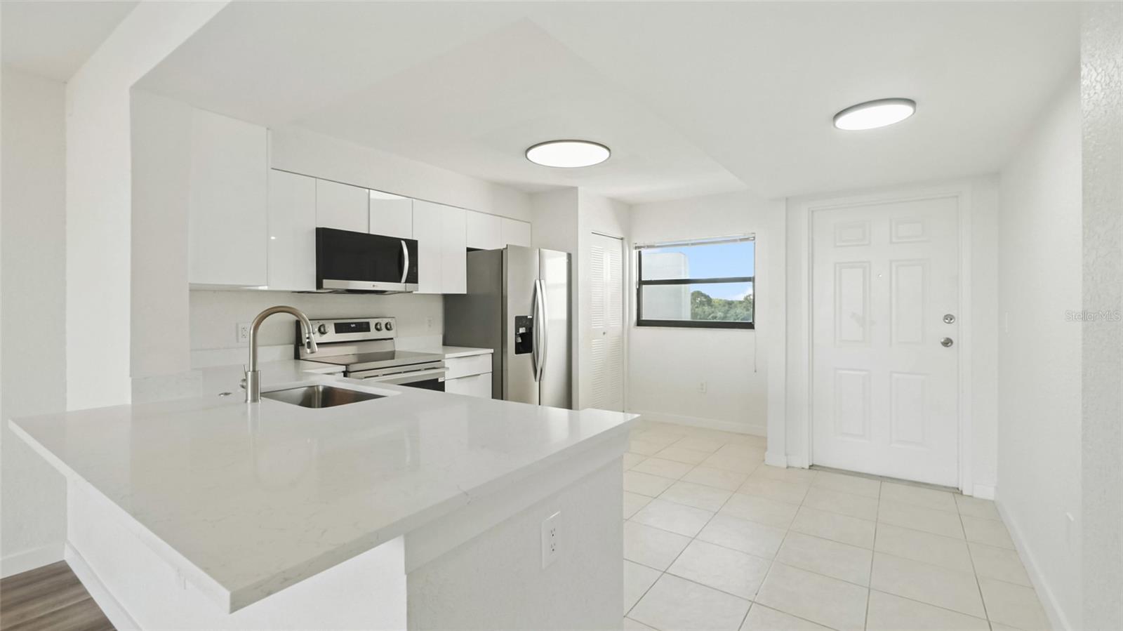 Image 2 of 17 For 900 Cove Cay Drive 6e