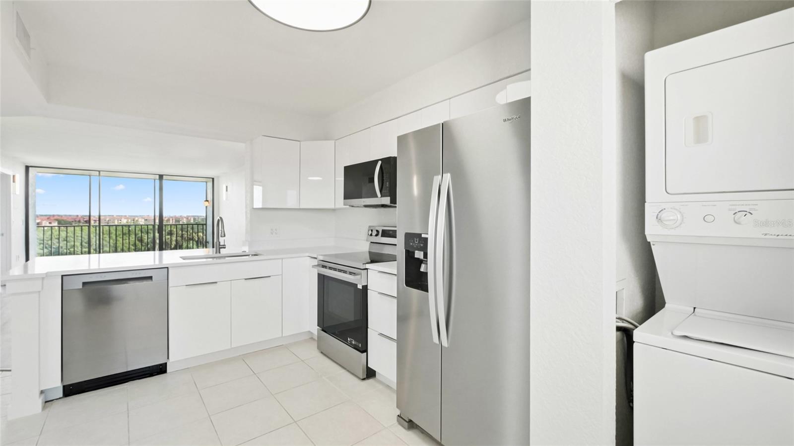 Image 3 of 17 For 900 Cove Cay Drive 6e