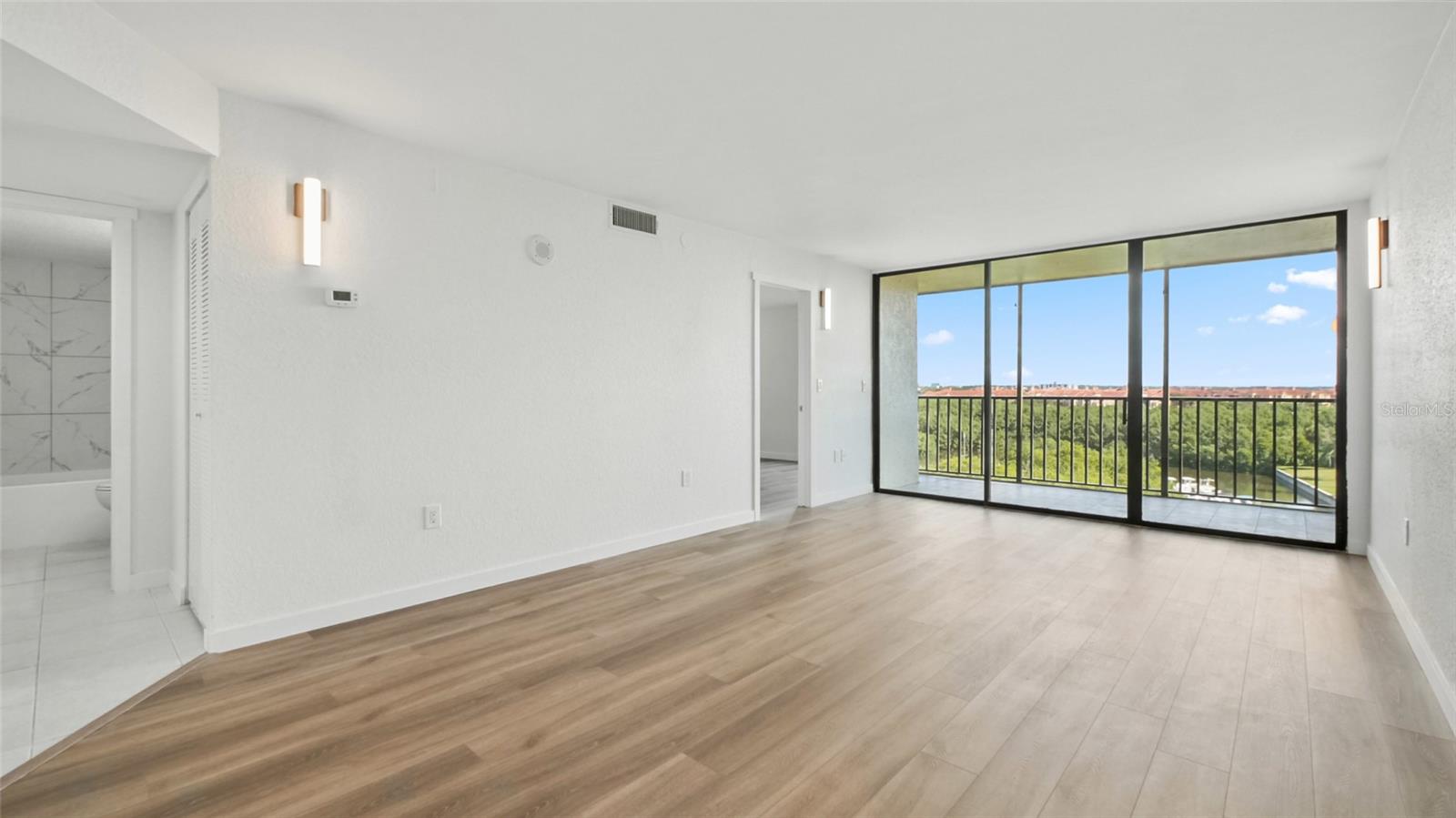 Image 4 of 17 For 900 Cove Cay Drive 6e