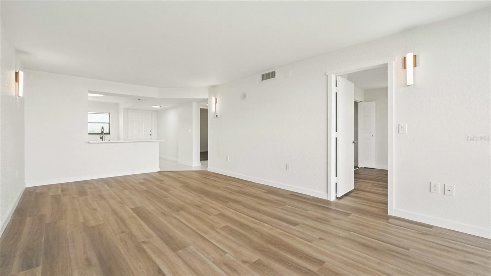 Image 5 of 17 For 900 Cove Cay Drive 6e
