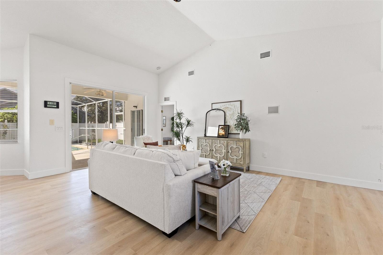 Listing photo id 17 for 15408 Cambria Drive