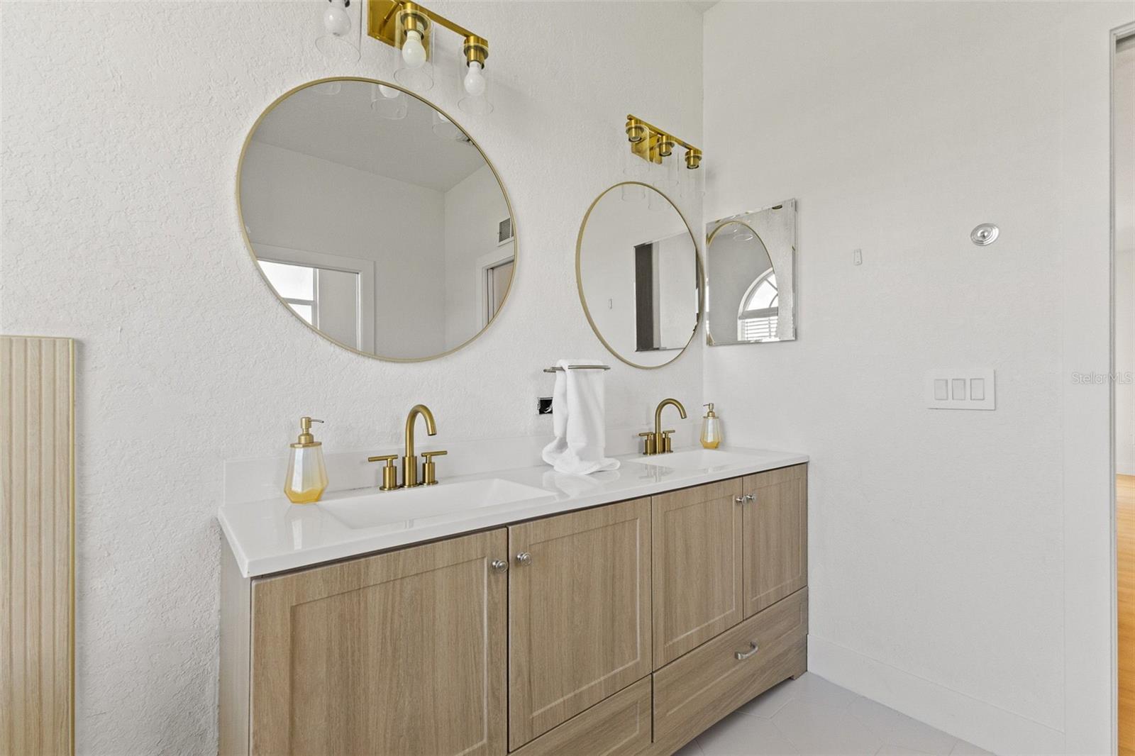 Listing photo id 21 for 15408 Cambria Drive