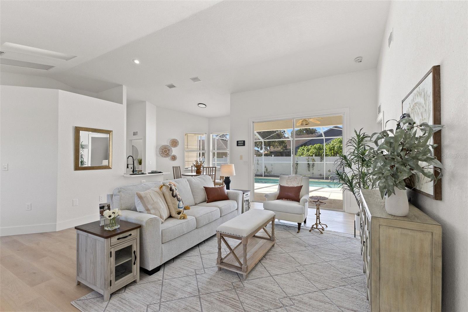 Listing photo id 2 for 15408 Cambria Drive