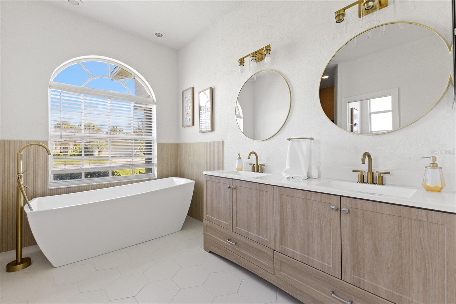 Listing photo id 3 for 15408 Cambria Drive