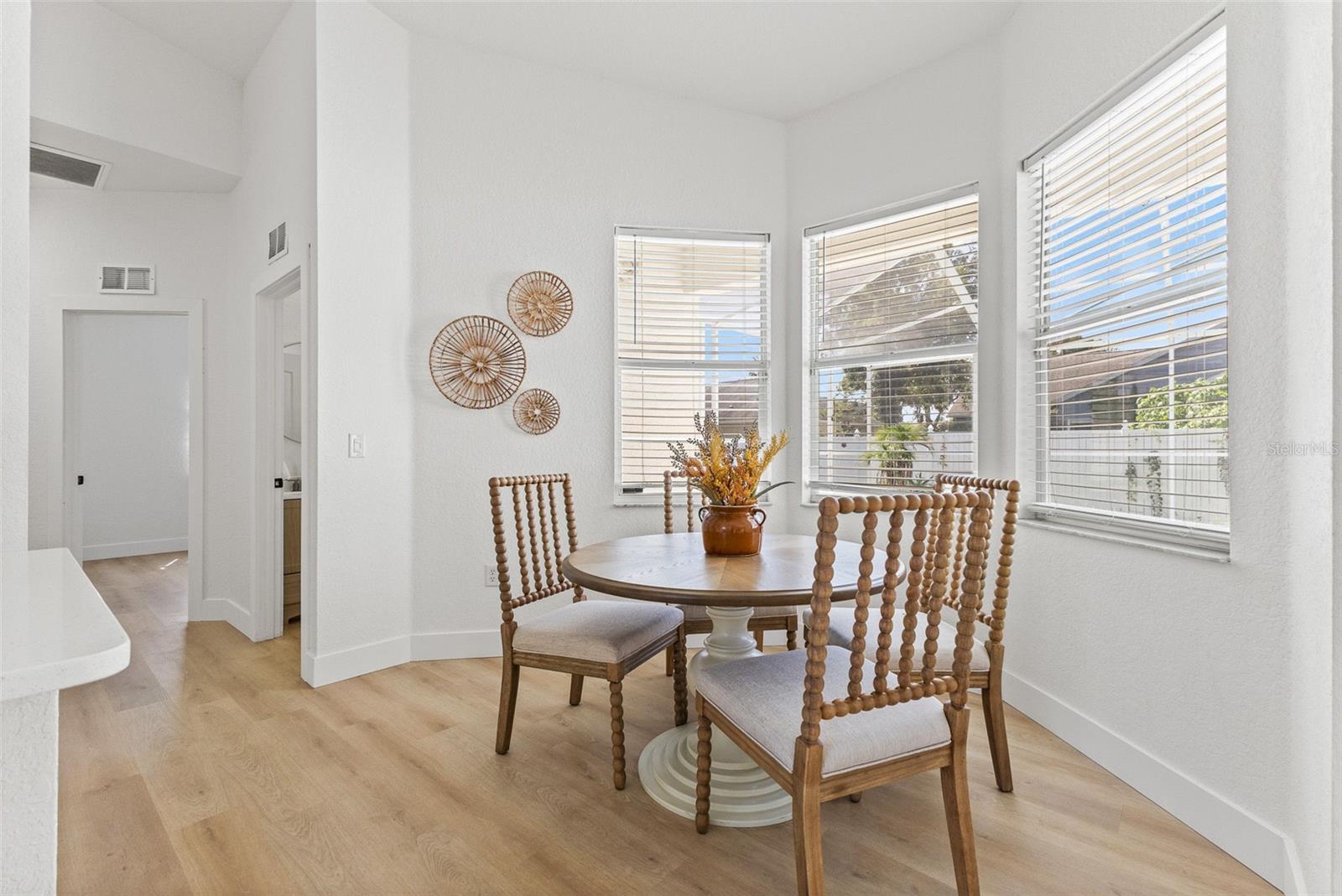 Listing photo id 4 for 15408 Cambria Drive