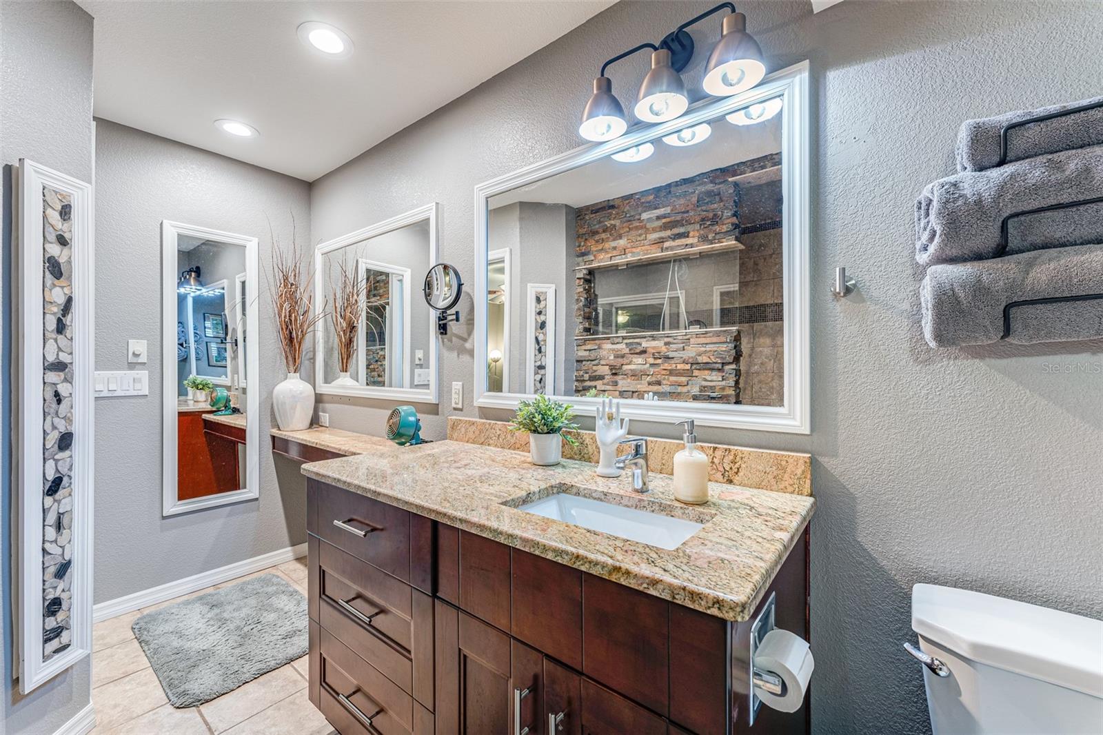 Image 16 of 39 For 6332 Newtown Circle 32a1