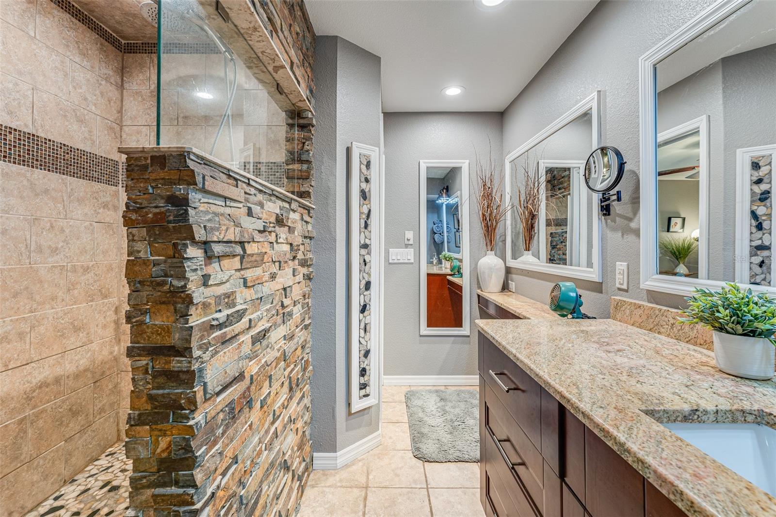 Image 17 of 39 For 6332 Newtown Circle 32a1