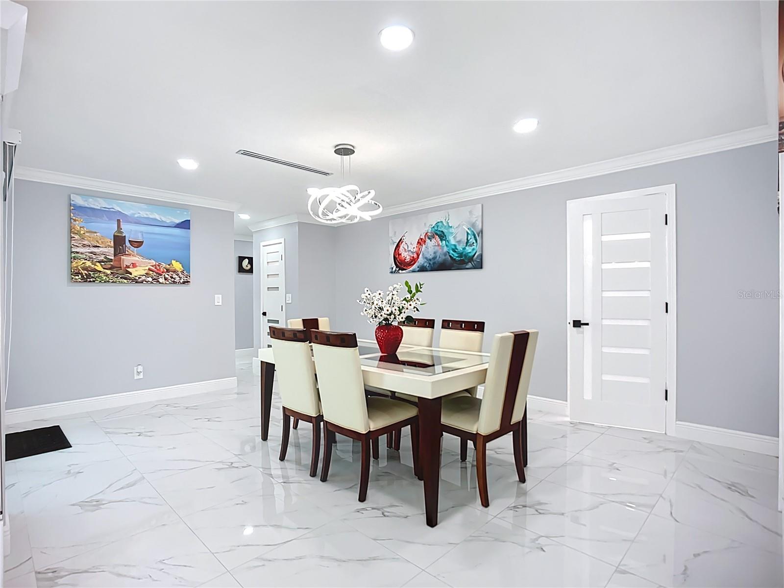 Listing photo id 9 for 6531 Santiago Court